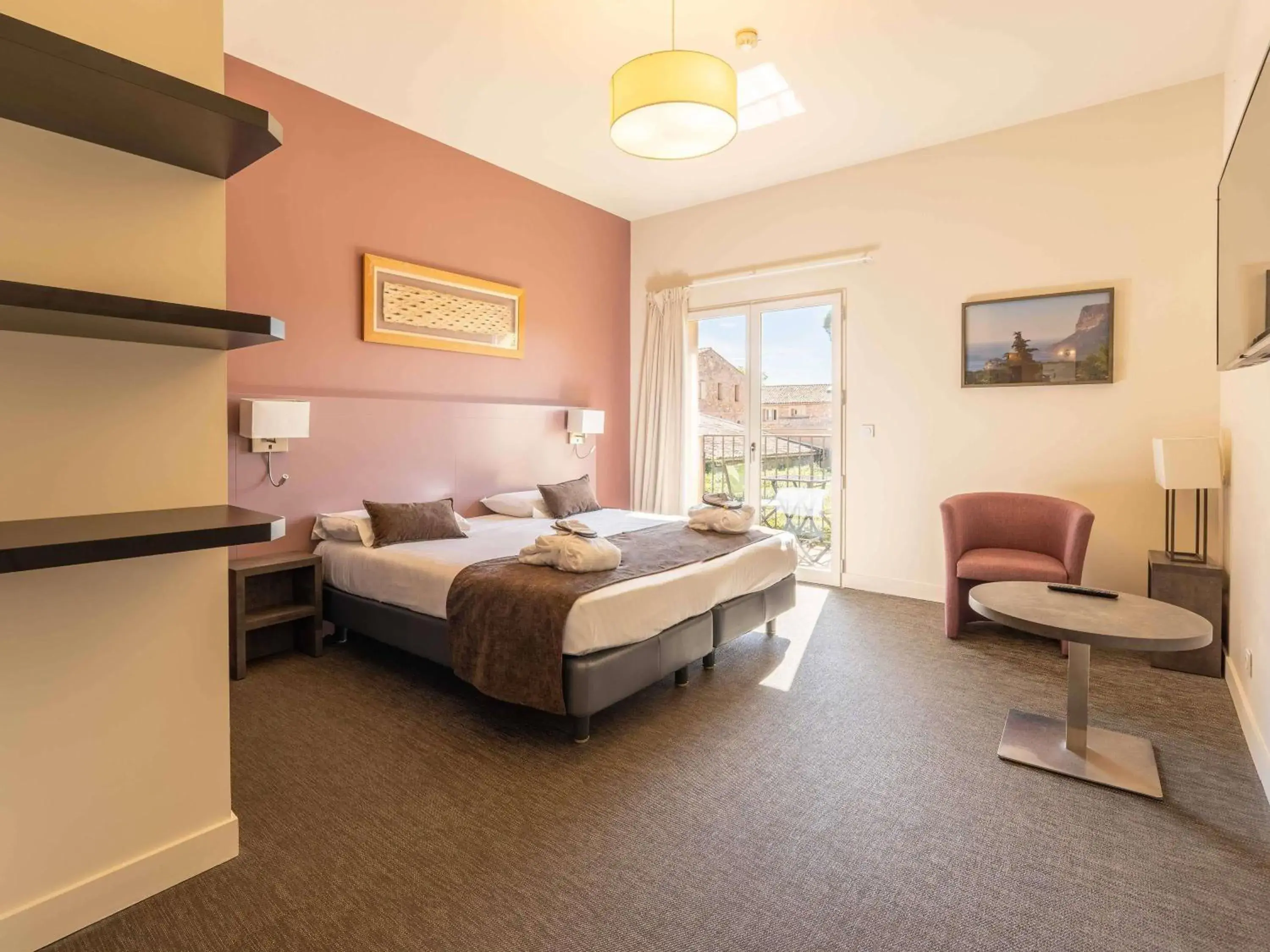 Bedroom, Bed in Mercure Aix-En-Provence Sainte-Victoire Bedroom, Bed in Mercure Aix-En-Provence Sainte-Victoire