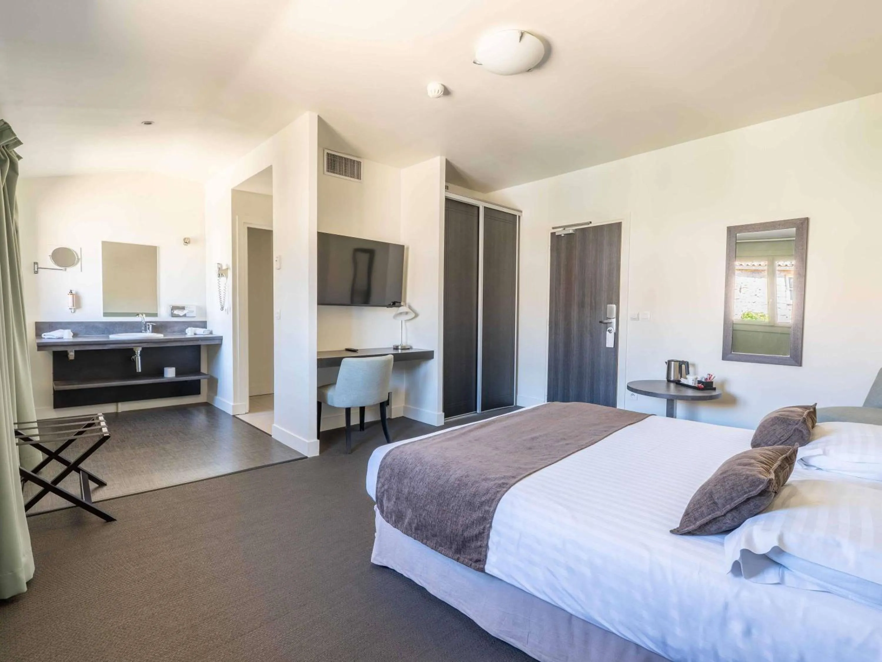 Property building, Bed in Mercure Aix-En-Provence Sainte-Victoire