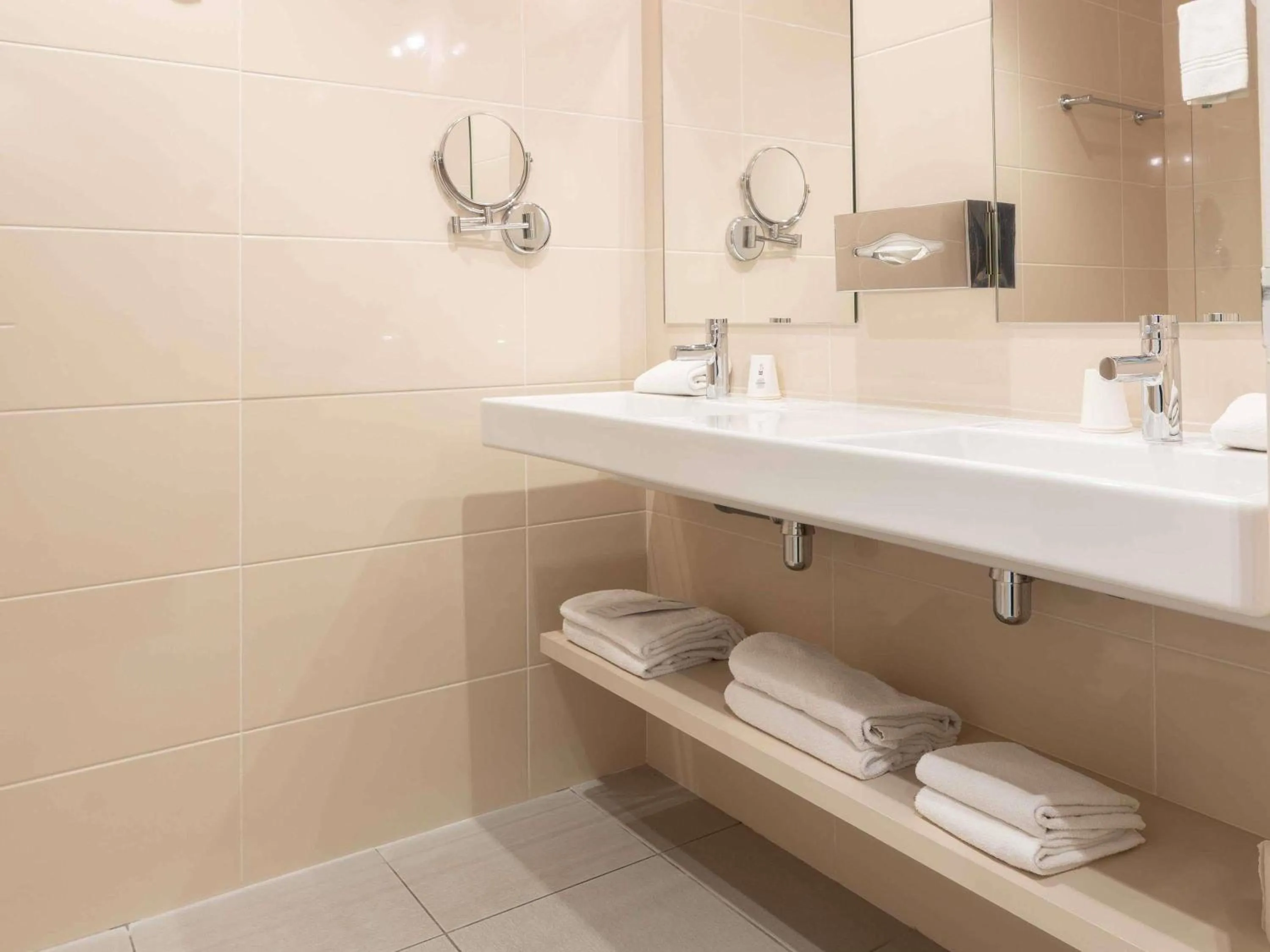 Bedroom in Mercure Aix-En-Provence Sainte-Victoire