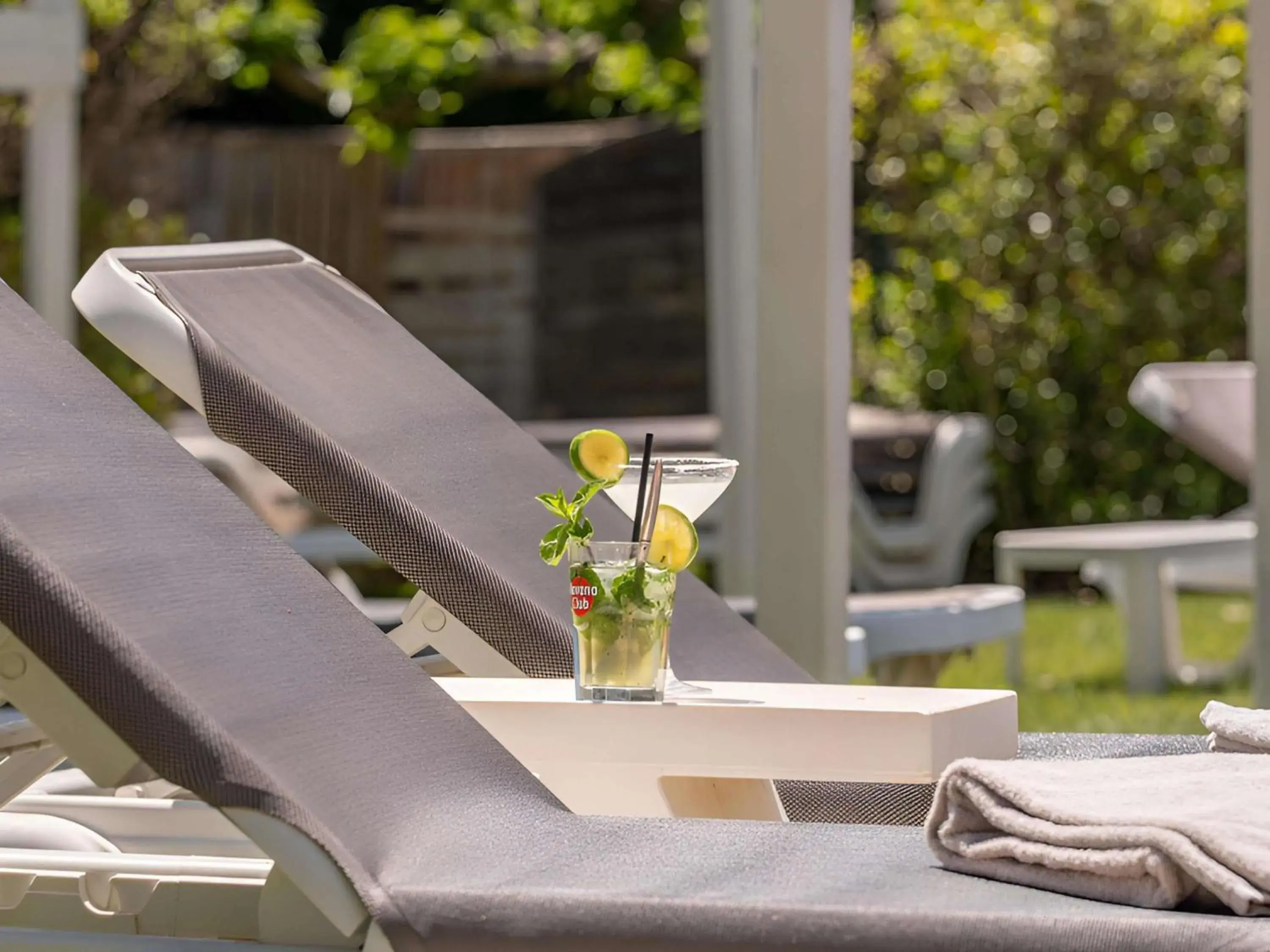Pool view in Mercure Aix-En-Provence Sainte-Victoire Pool view in Mercure Aix-En-Provence Sainte-Victoire