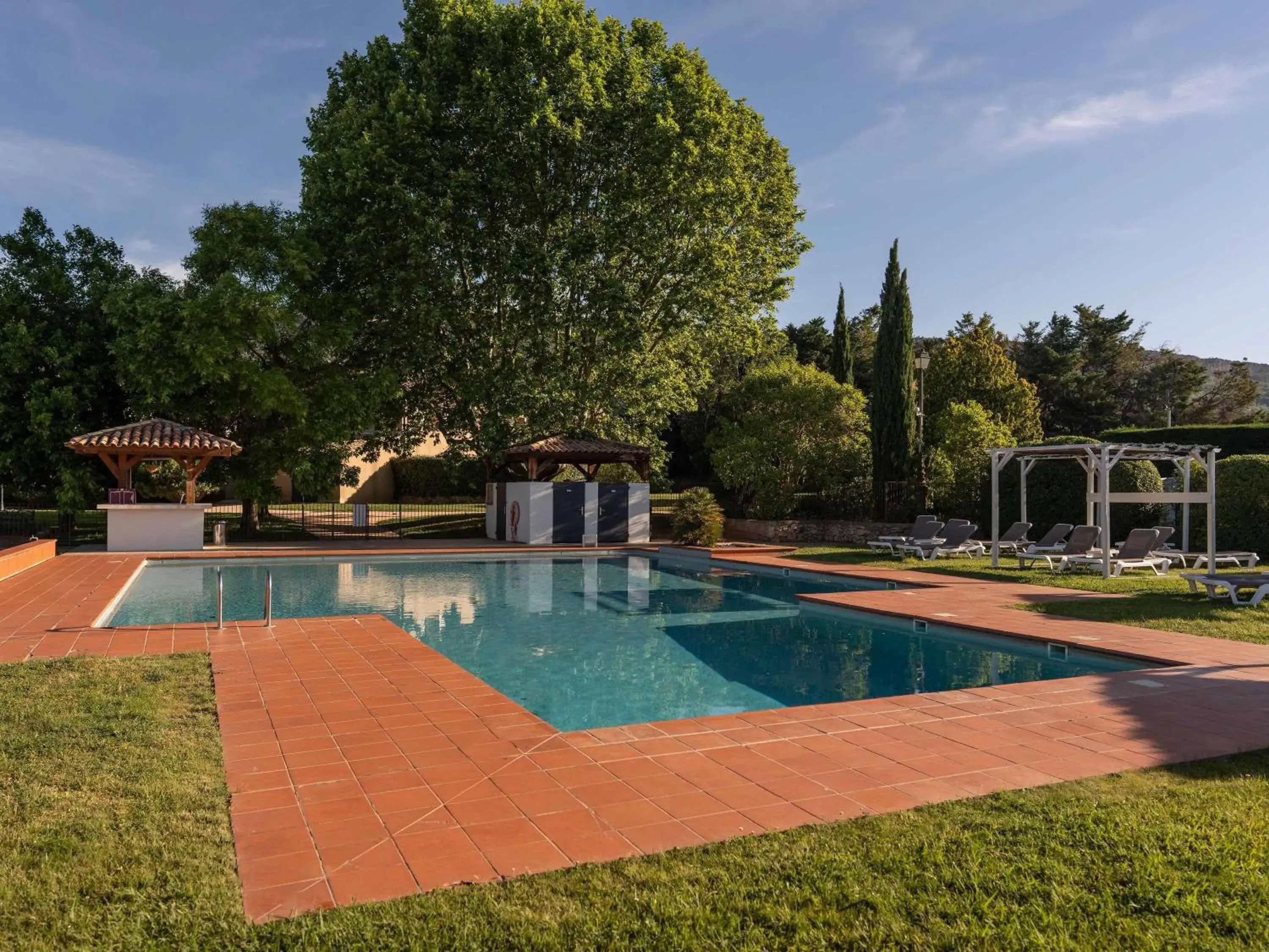 Property building in Mercure Aix-En-Provence Sainte-Victoire Property building in Mercure Aix-En-Provence Sainte-Victoire