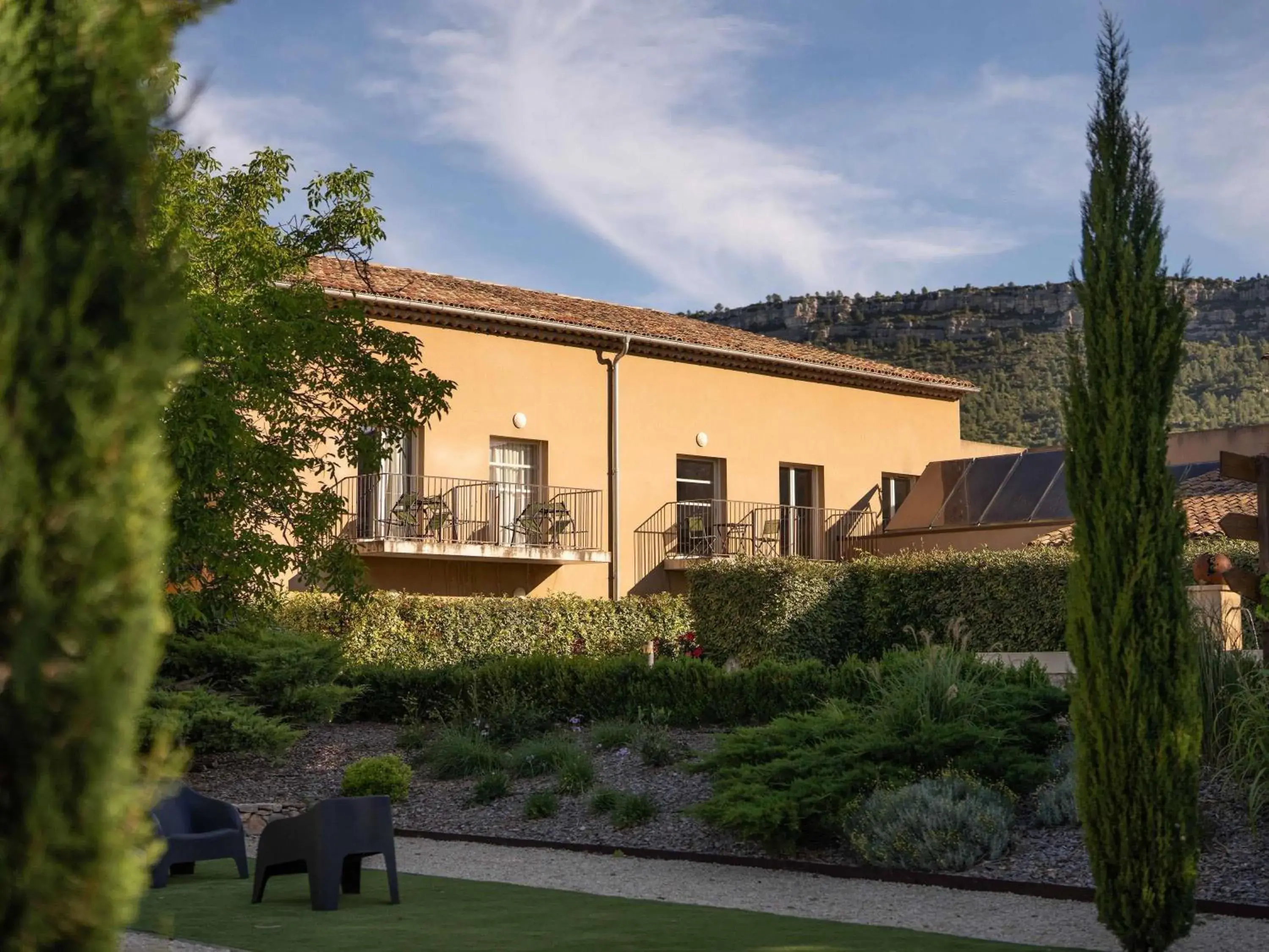 Property building in Mercure Aix-En-Provence Sainte-Victoire Property building in Mercure Aix-En-Provence Sainte-Victoire