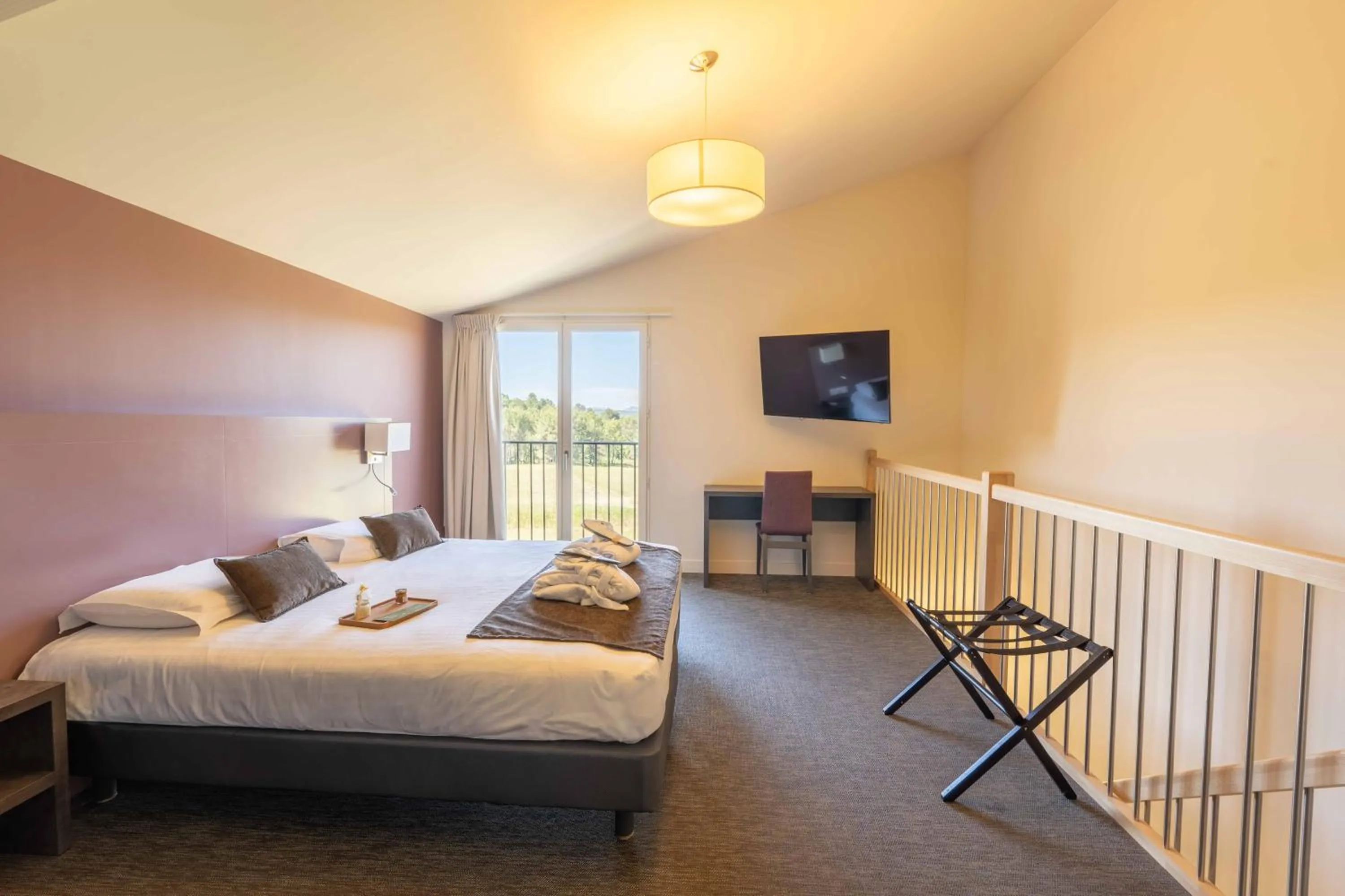 Bed in Mercure Aix-En-Provence Sainte-Victoire