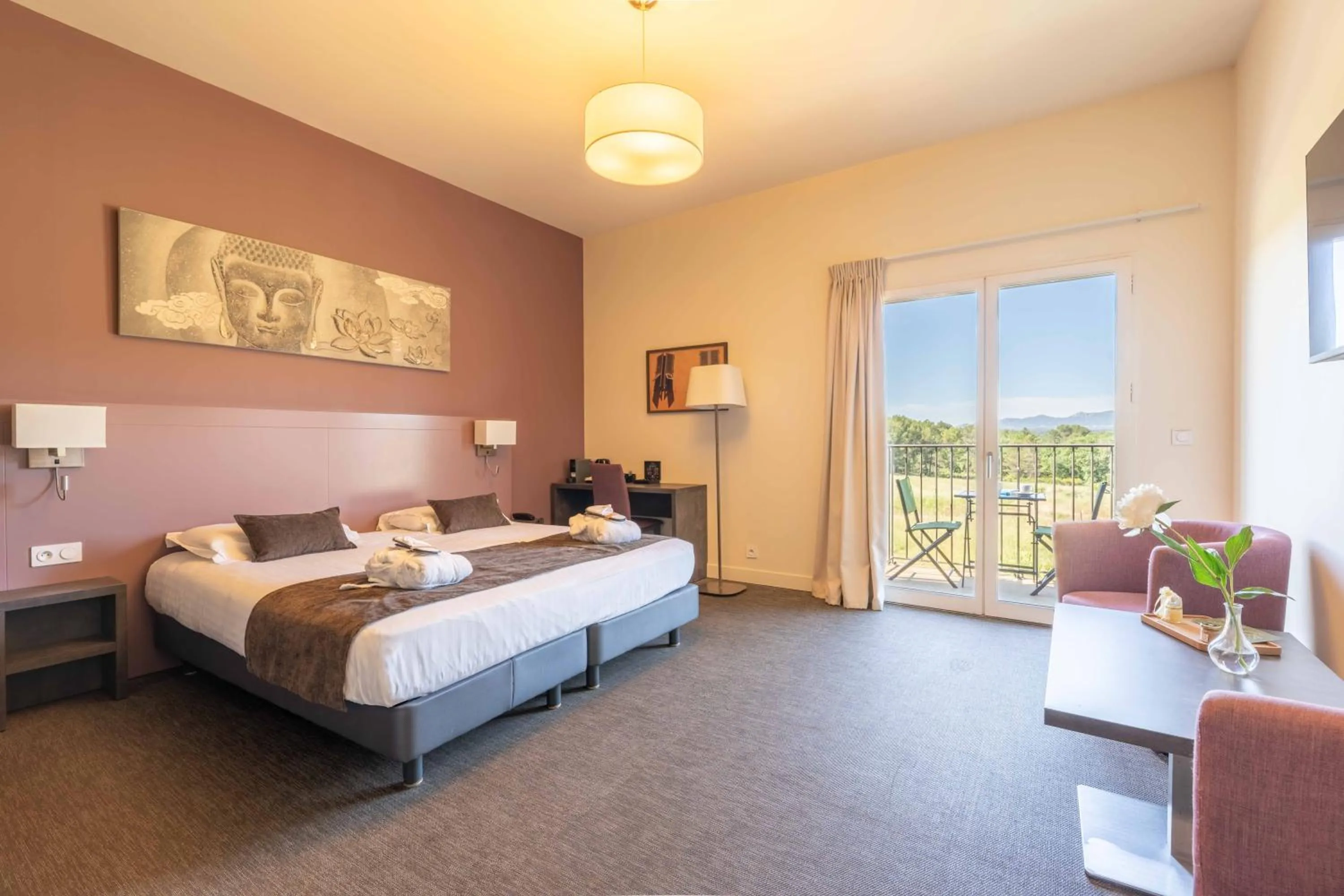 Bed in Mercure Aix-En-Provence Sainte-Victoire