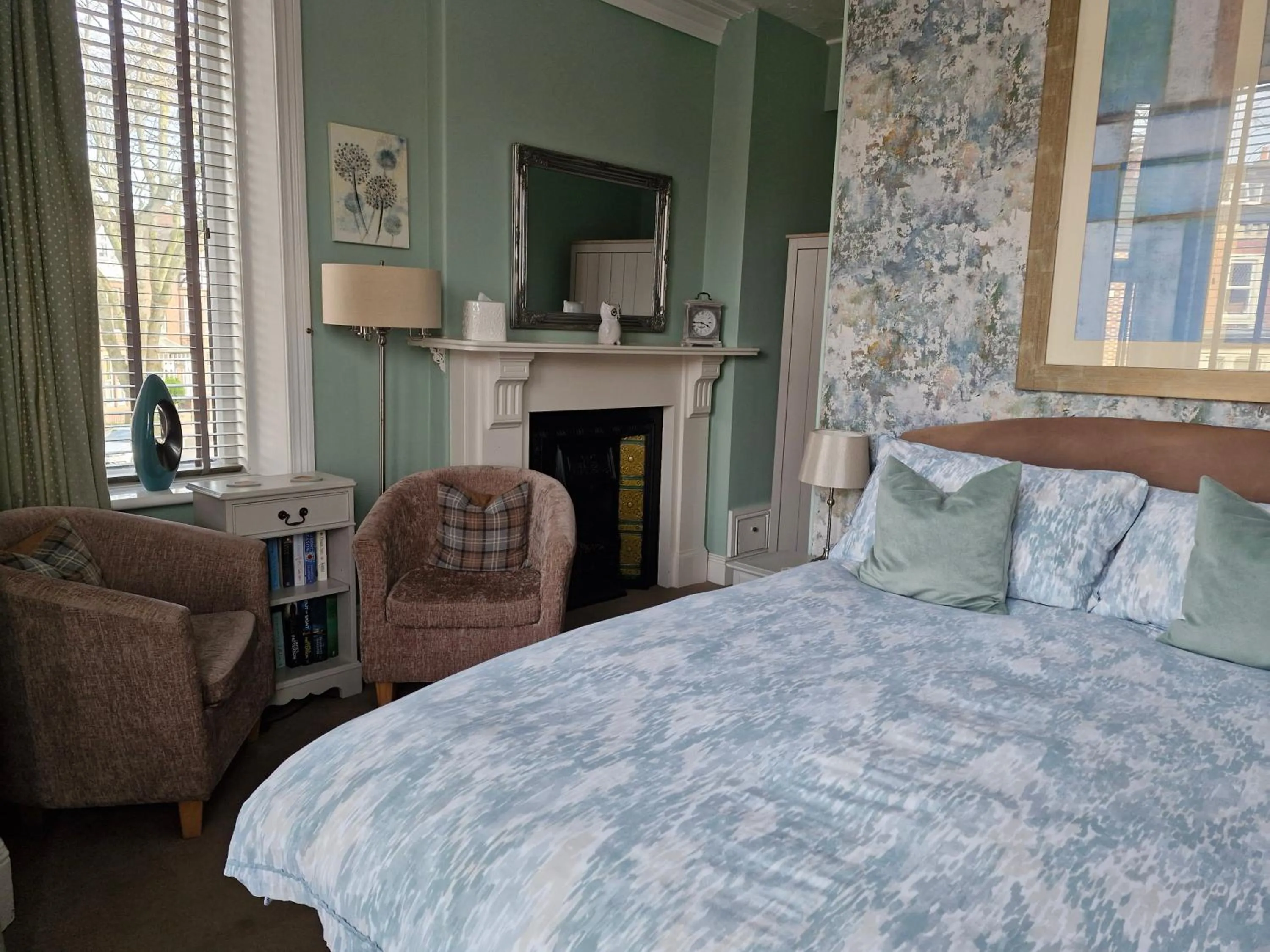 Bedroom, Bed in Warwick Lodge