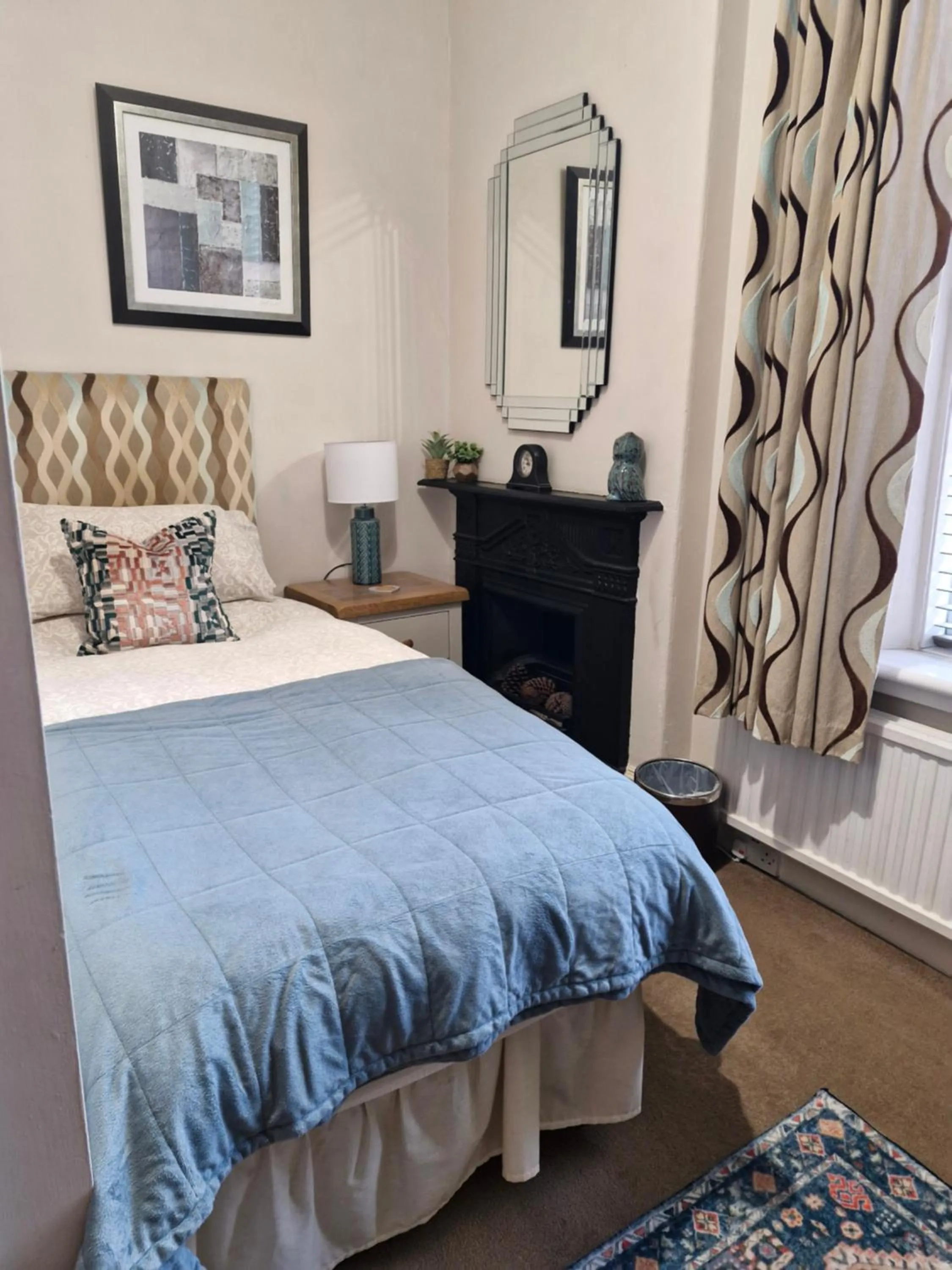 Bedroom, Bed in Warwick Lodge