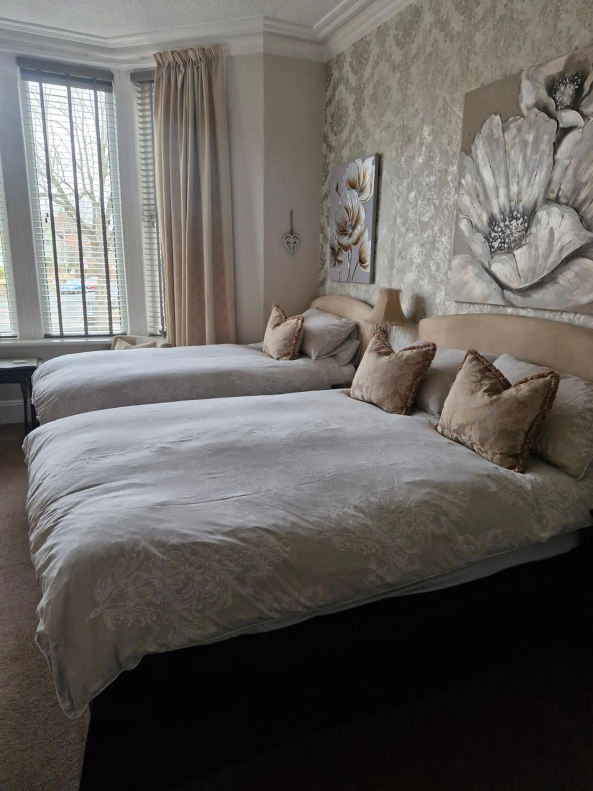 Bedroom, Bed in Warwick Lodge