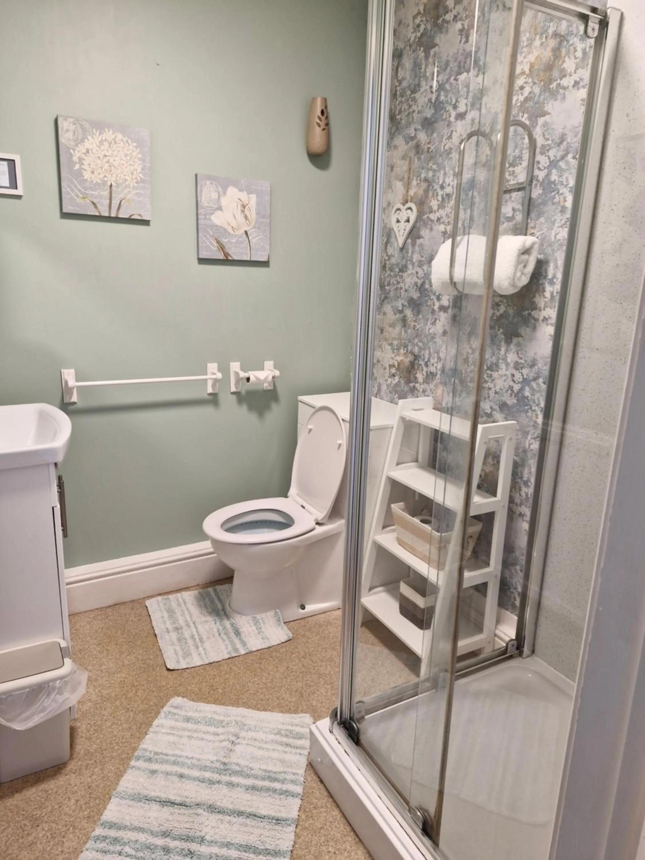 Bathroom in Warwick Lodge