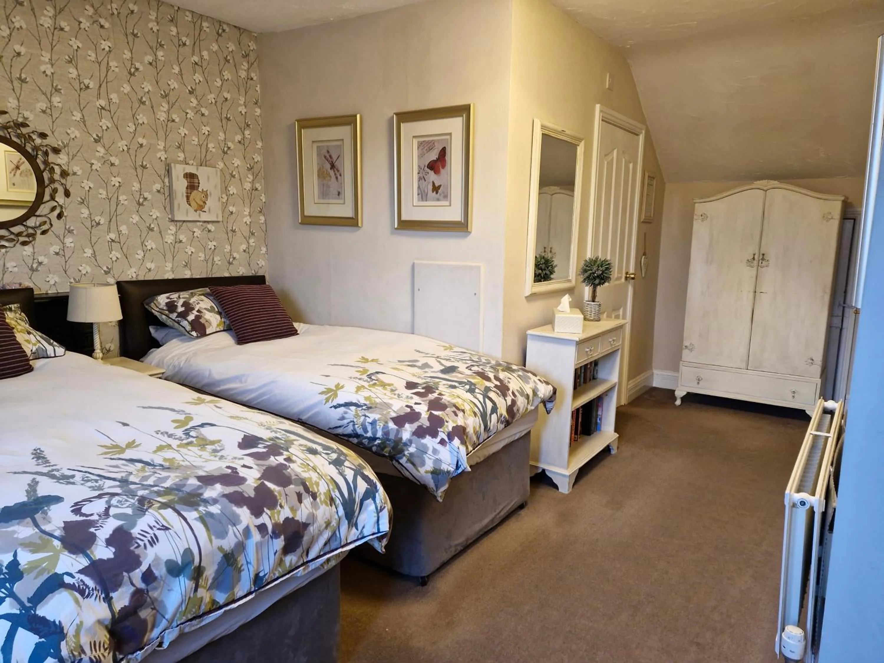 Bedroom, Bed in Warwick Lodge