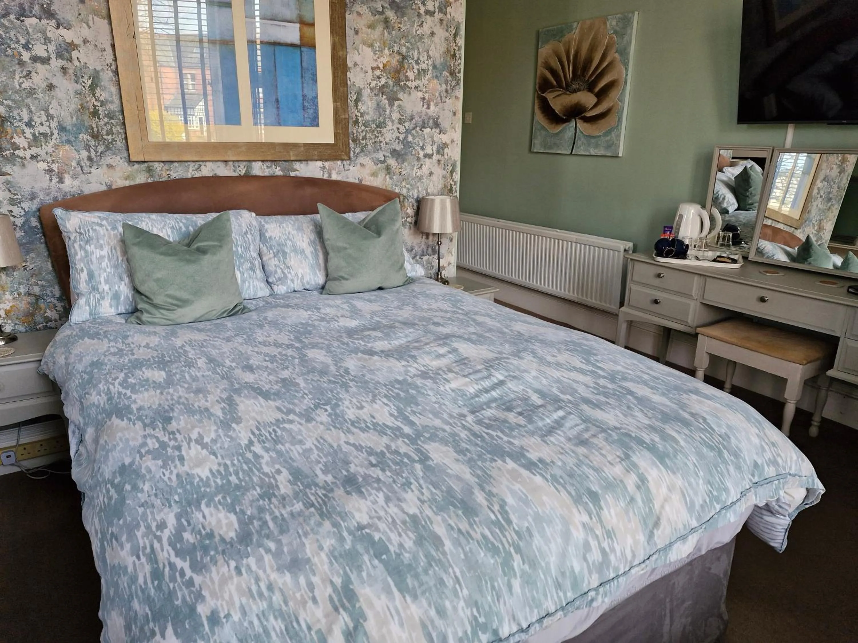 Bedroom, Bed in Warwick Lodge