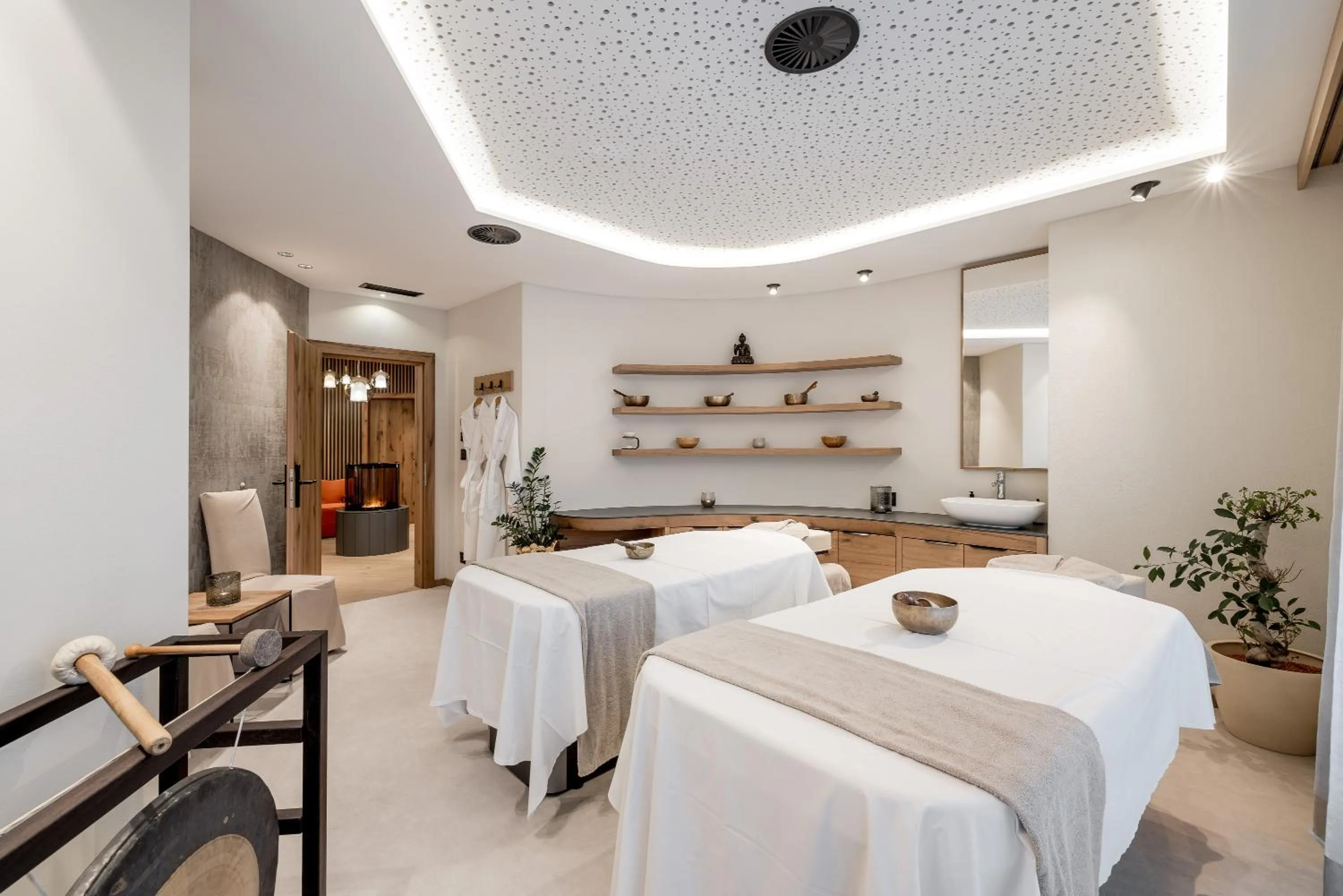 Massage, Bed in Das Central – Alpine . Luxury . Life