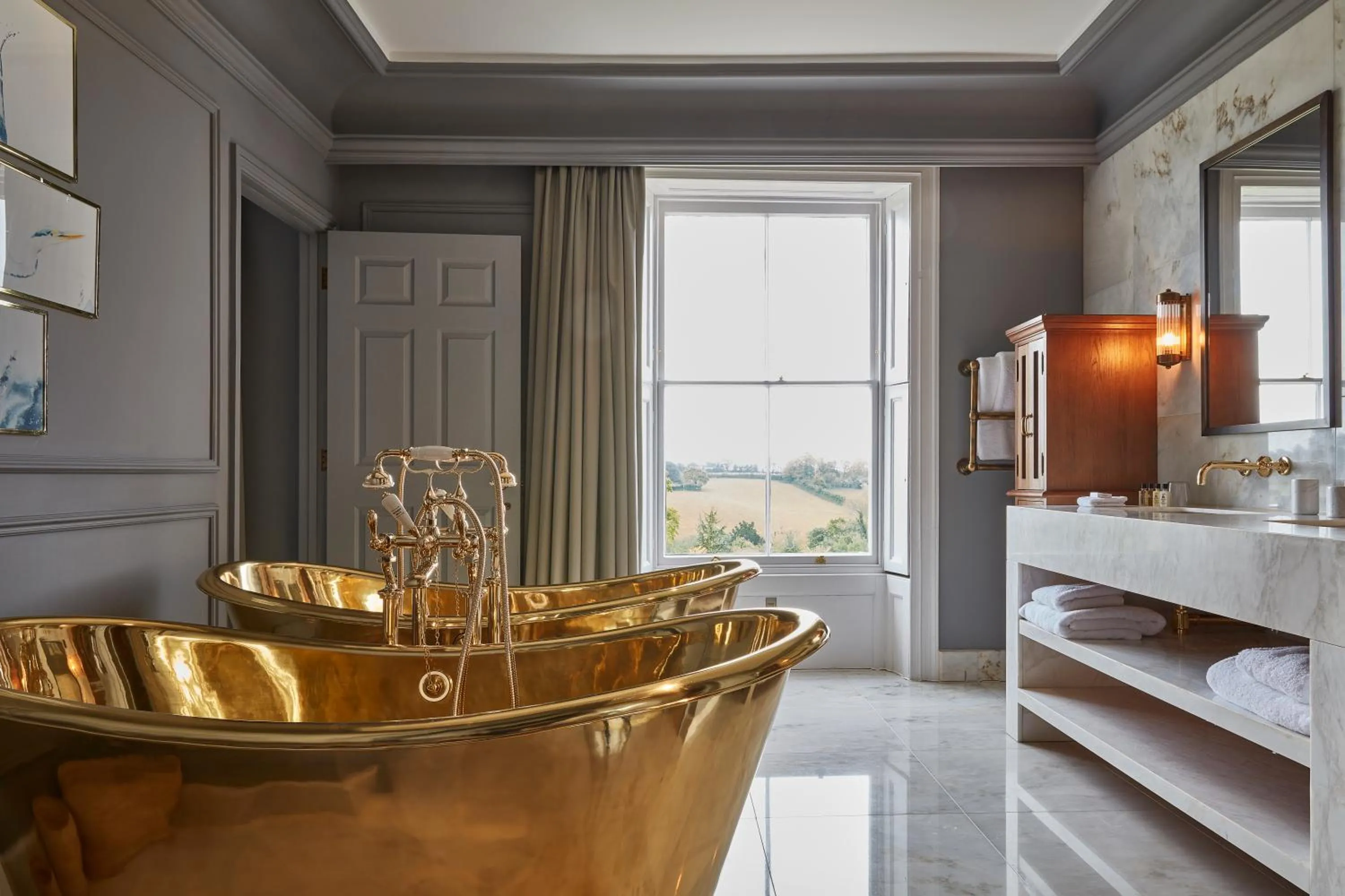 Bathroom, Bed in Lympstone Manor Hotel Restaurant & Vineyard - Relais & Chateaux
