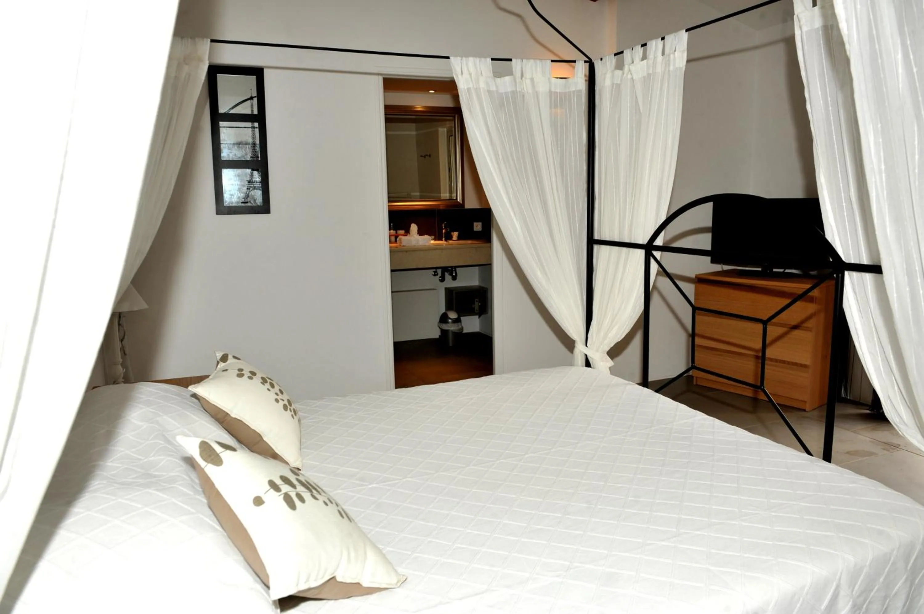 Photo of the whole room in Villa Made