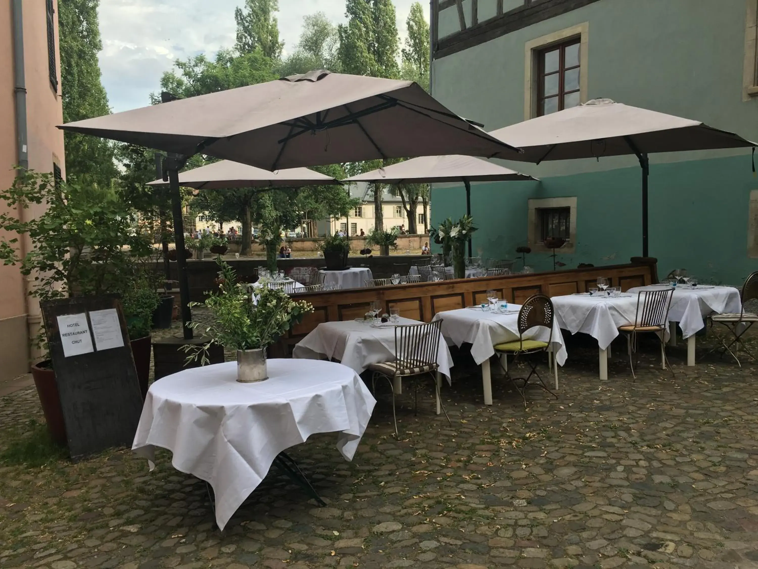 Patio, Restaurant/Places to Eat in Hôtel Restaurant Le Chut - Petite France