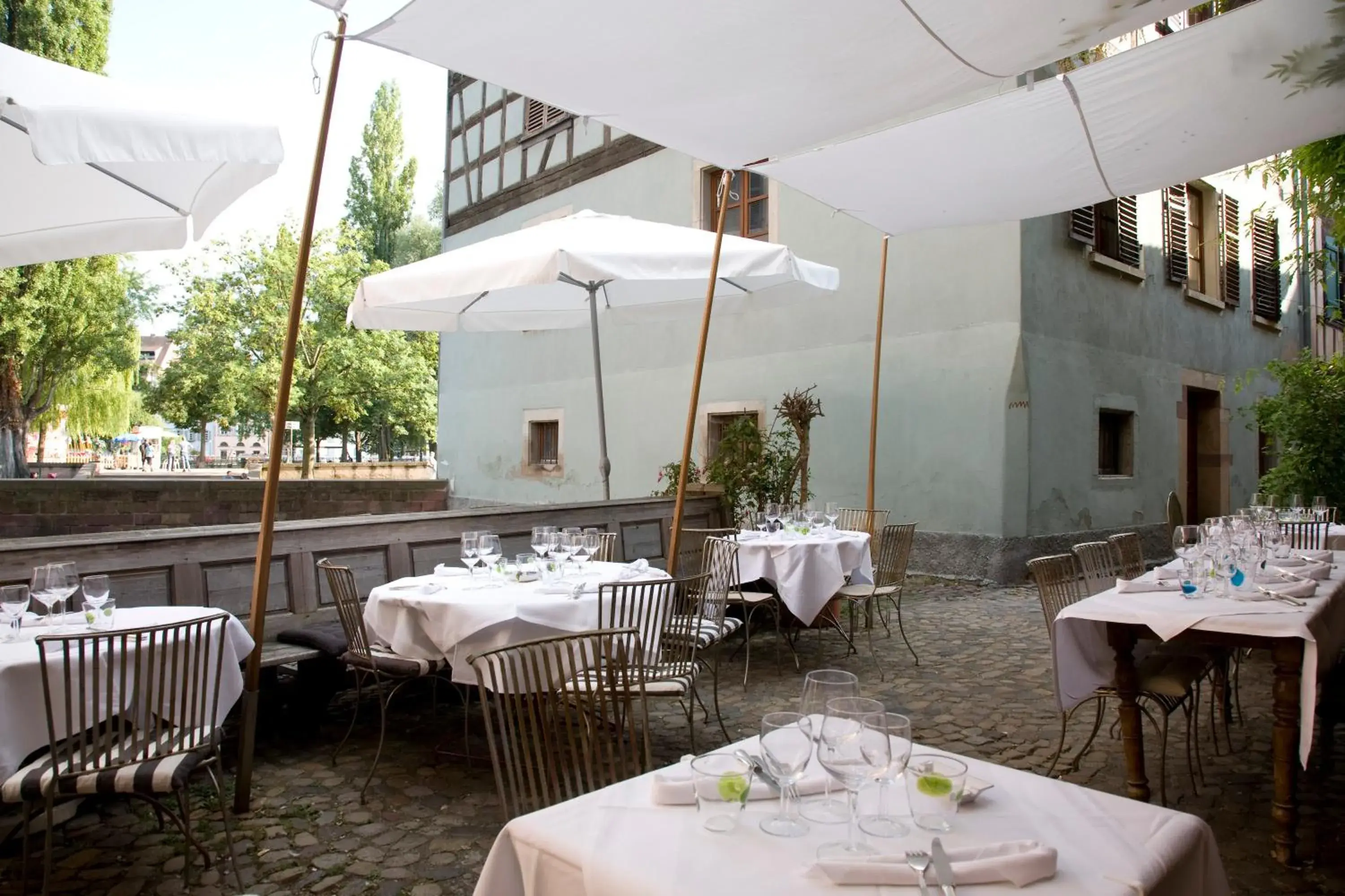 Patio, Restaurant/Places to Eat in Hôtel Restaurant Le Chut - Petite France