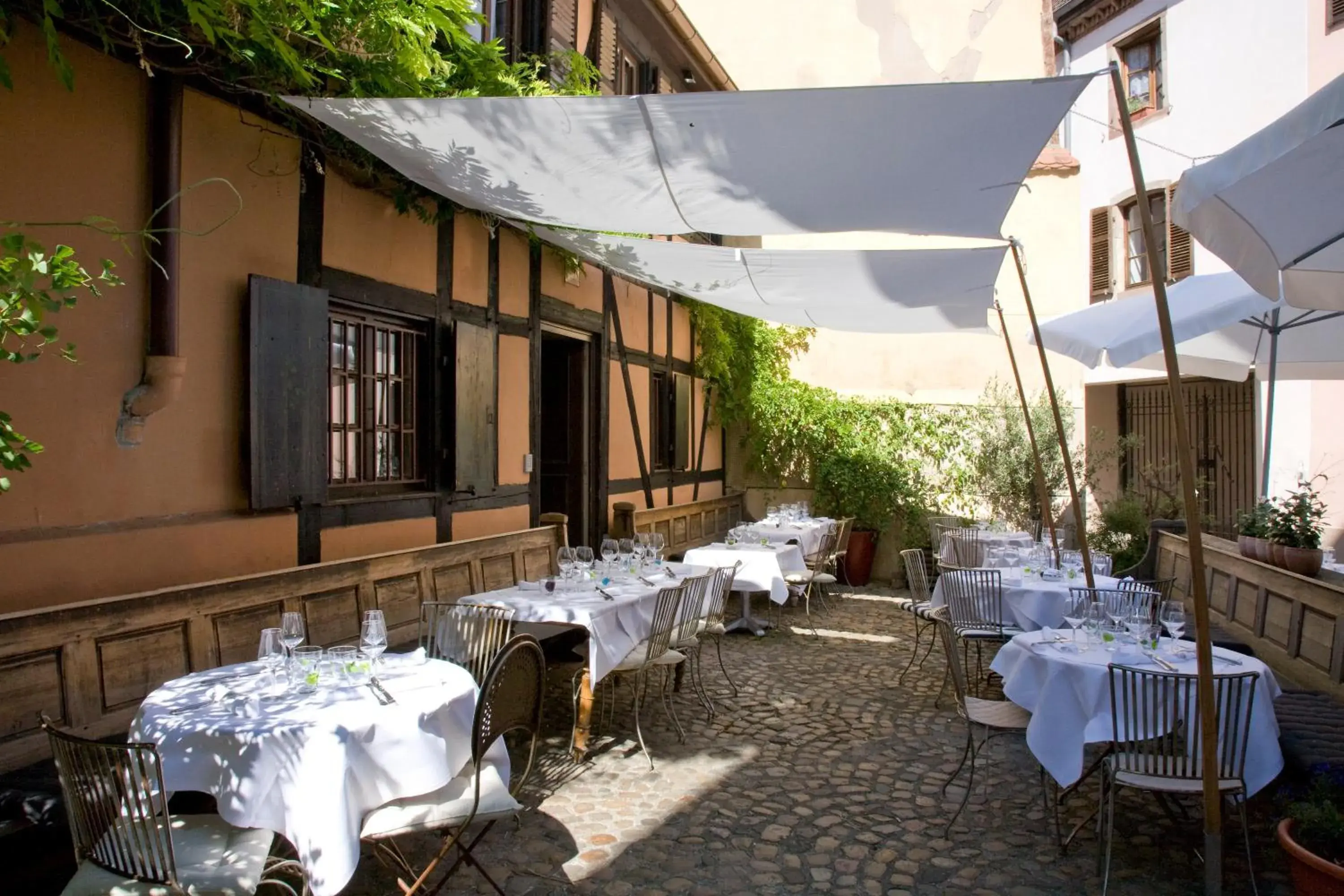 Patio, Restaurant/Places to Eat in Hôtel Restaurant Le Chut - Petite France