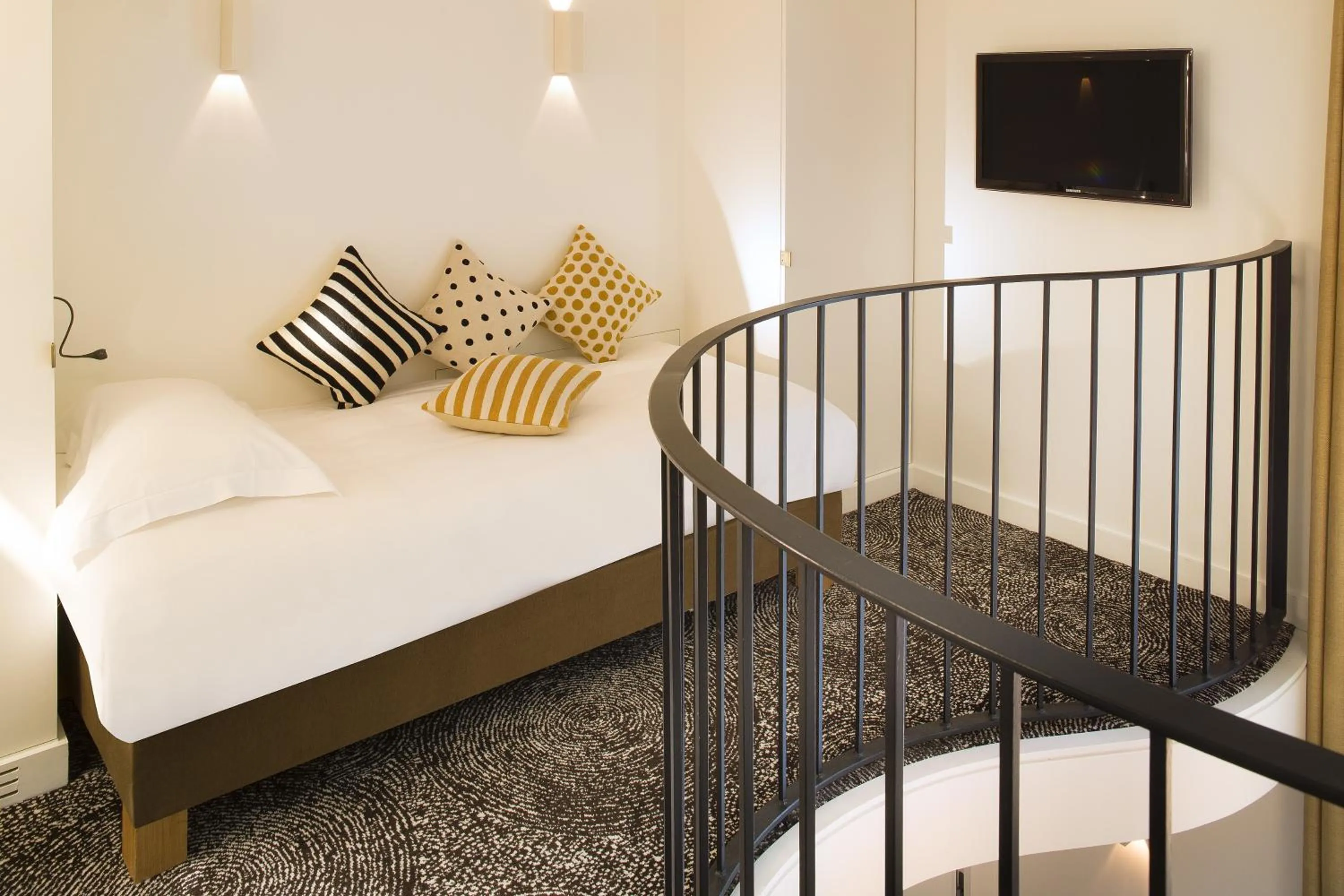 Seating area, Bed in Hotel Marignan Champs-Elysées