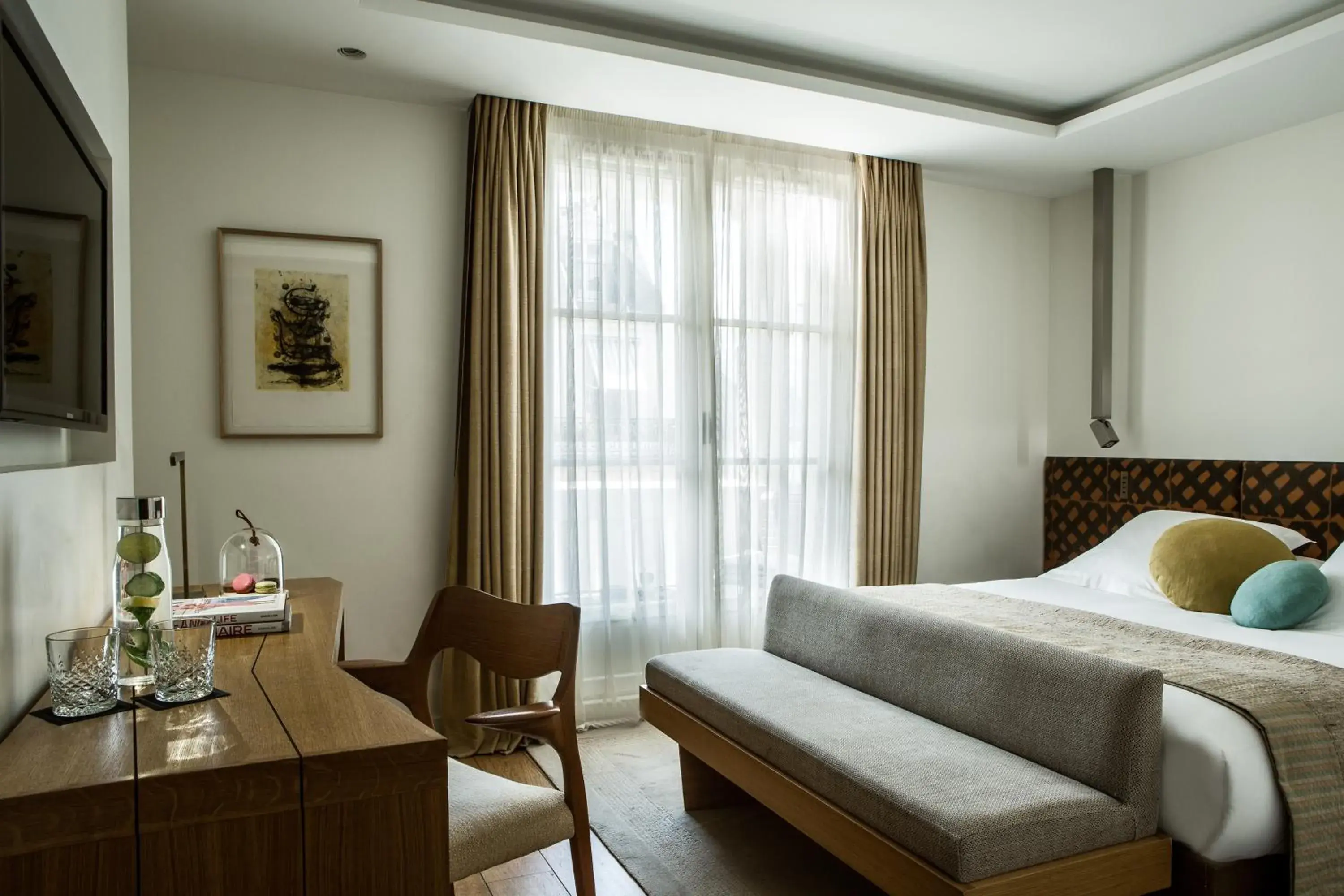 Bed in Hotel Marignan Champs-Elysées Bed in Hotel Marignan Champs-Elysées