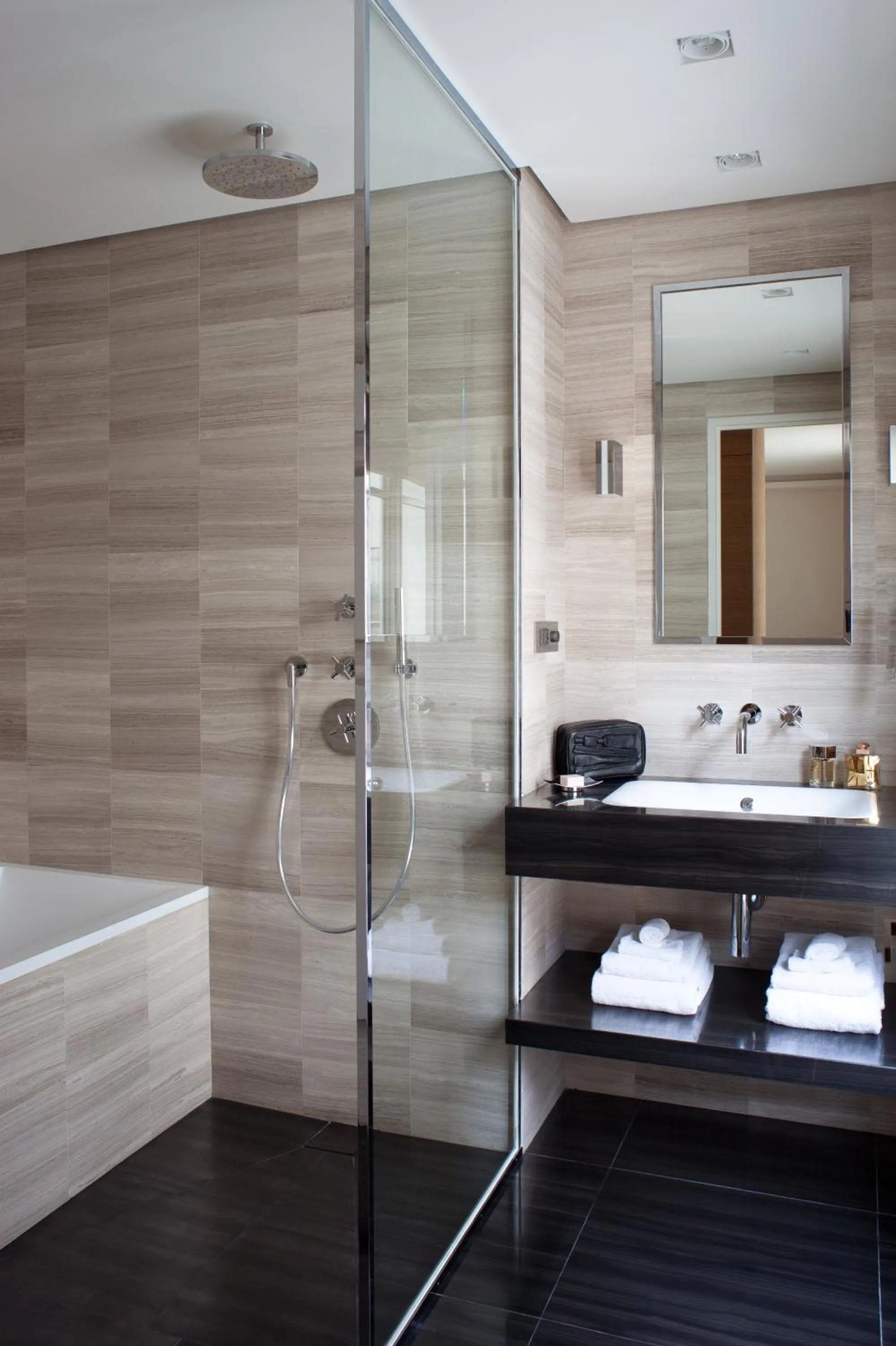 Bathroom in Hotel Marignan Champs-Elysées