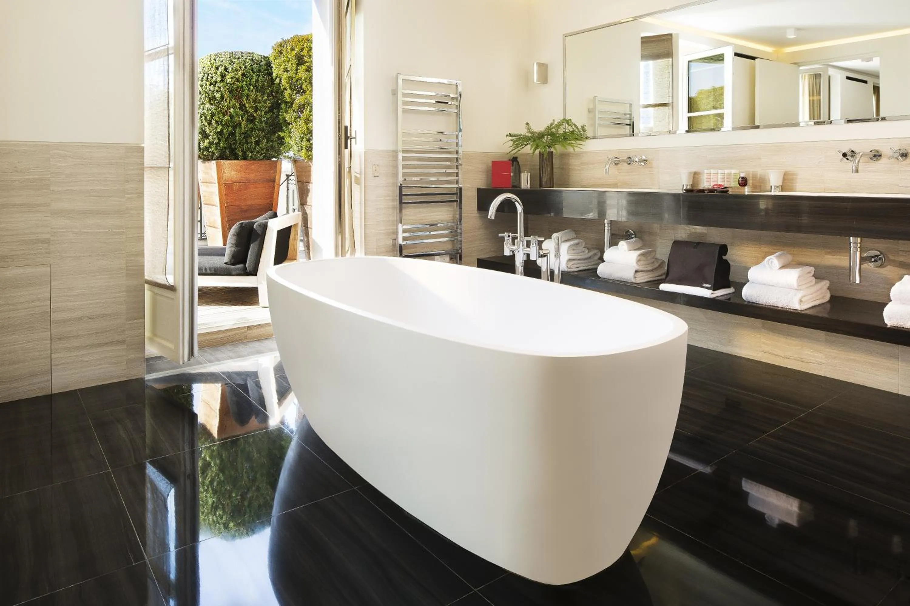 Patio in Hotel Marignan Champs-Elysées