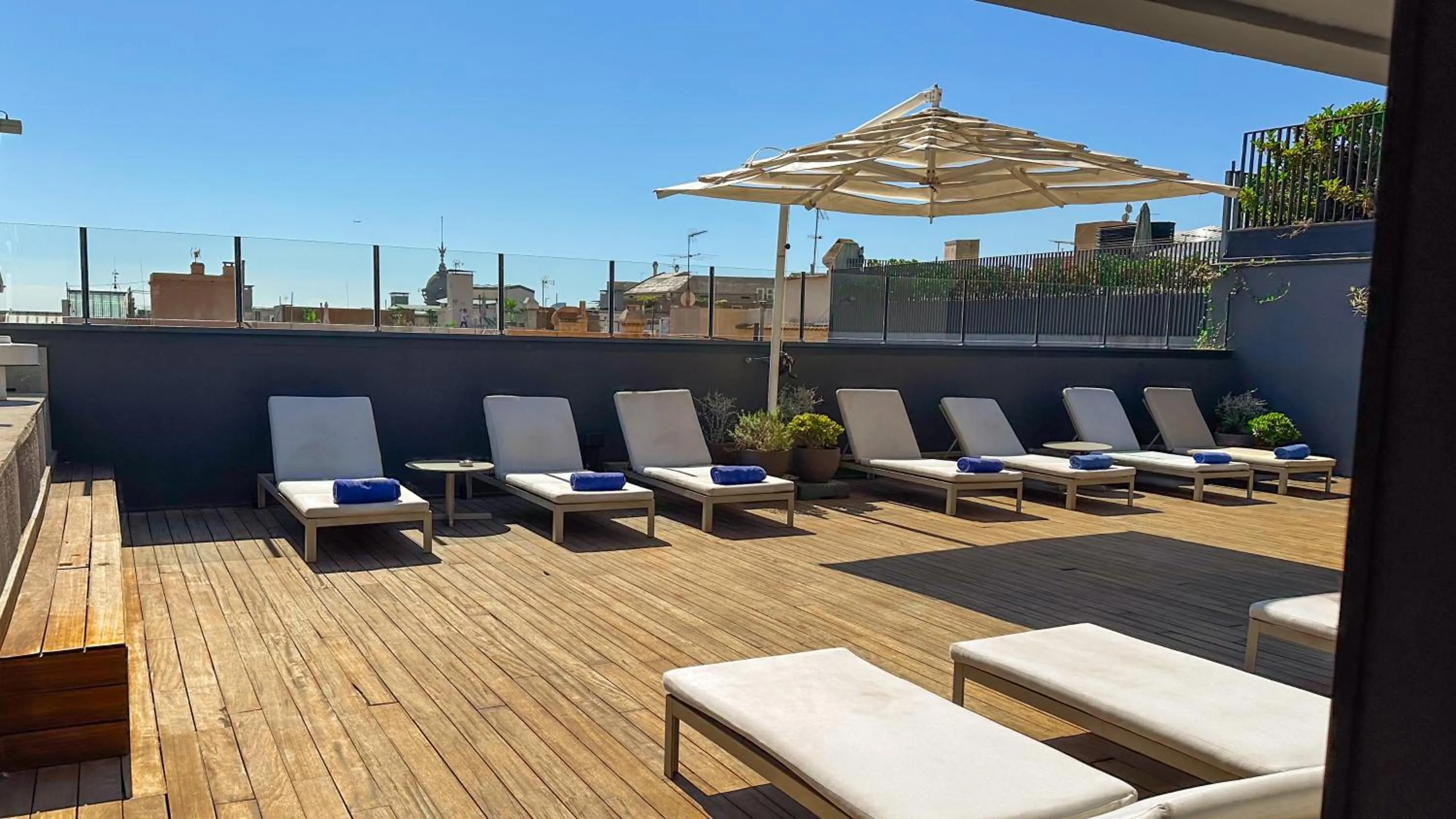 Swimming pool in Room Mate Collection Gerard, Barcelona