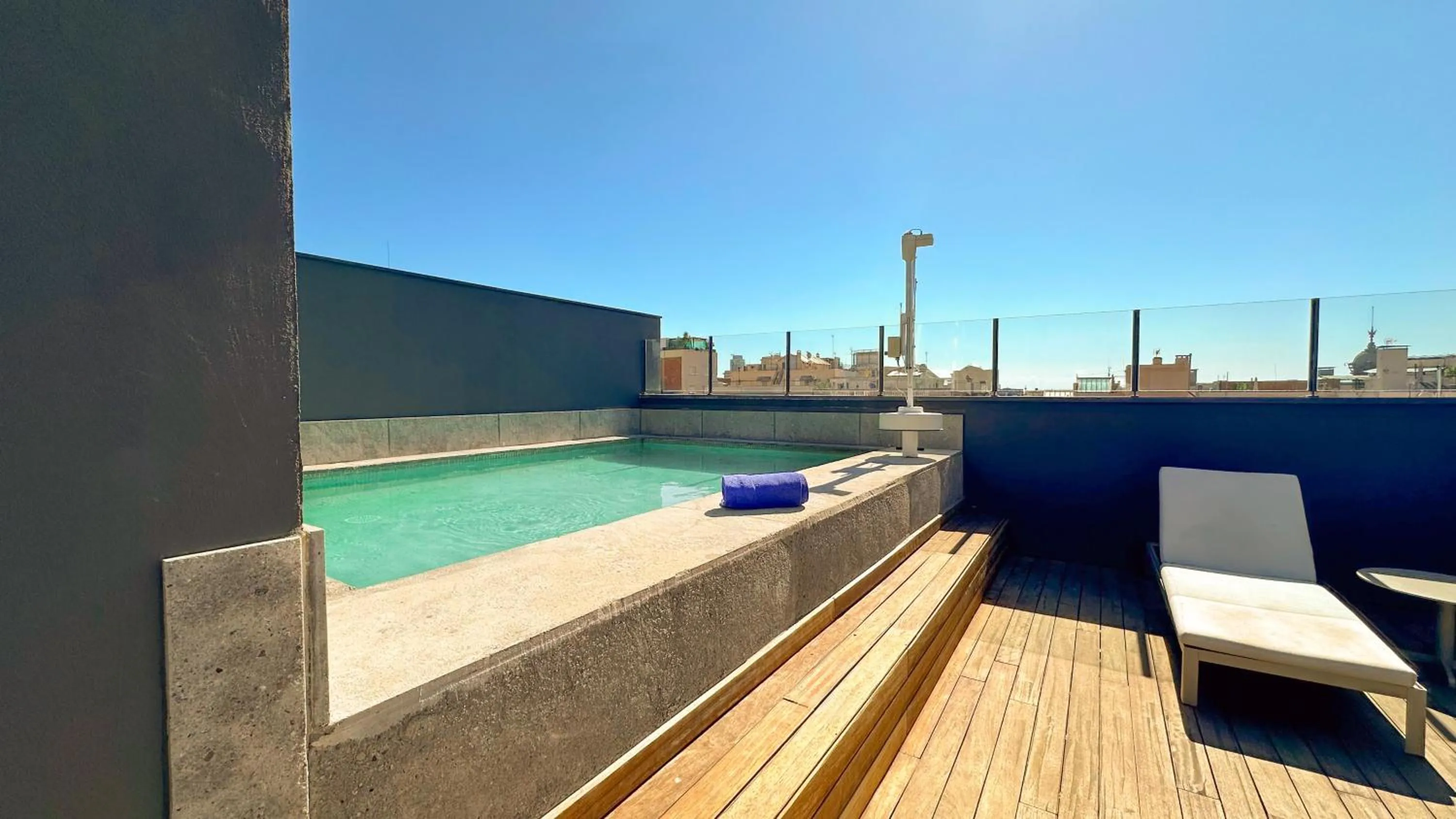 Swimming pool in Room Mate Collection Gerard, Barcelona