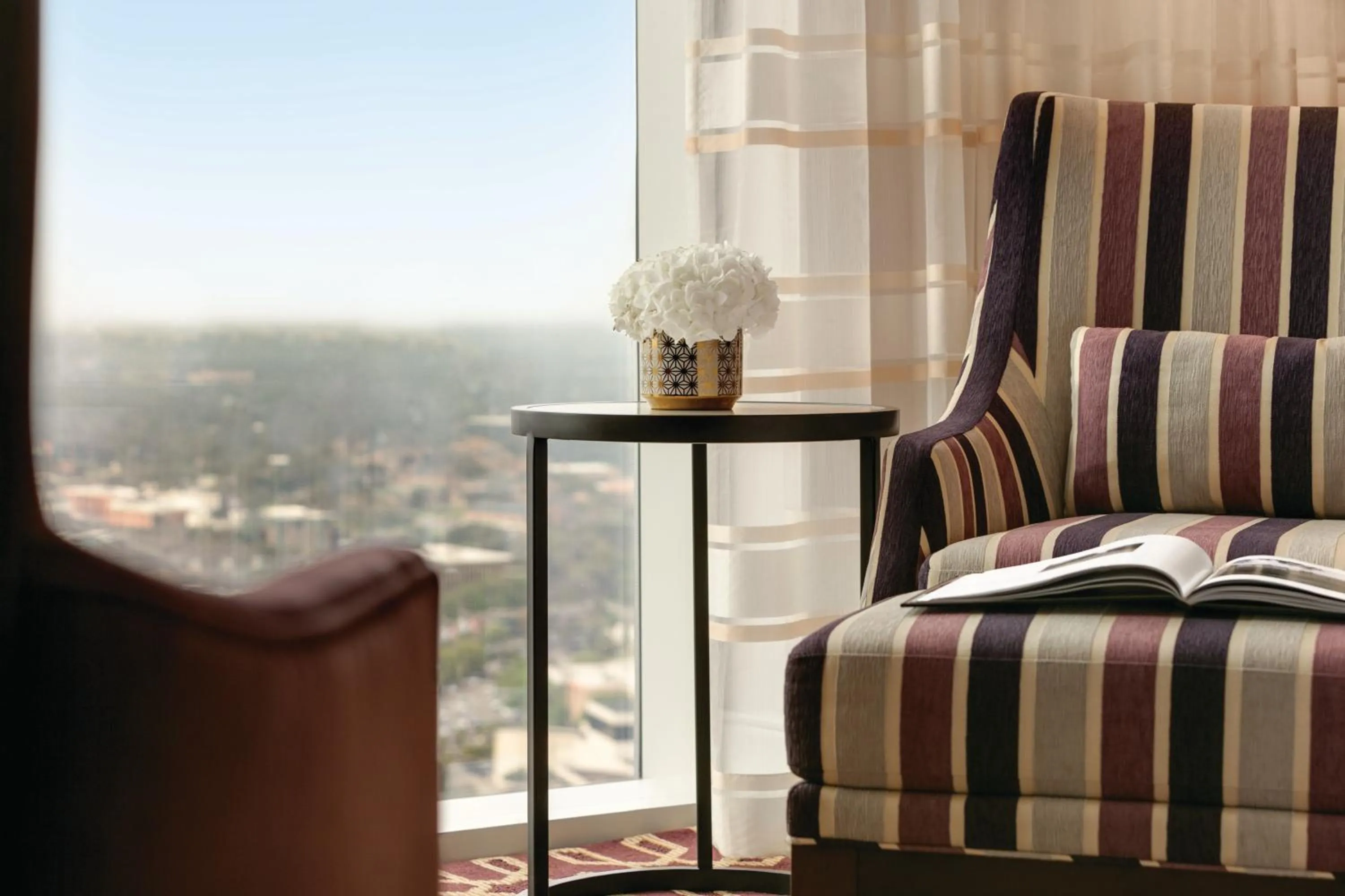 Seating area, Bed in Fairmont Austin