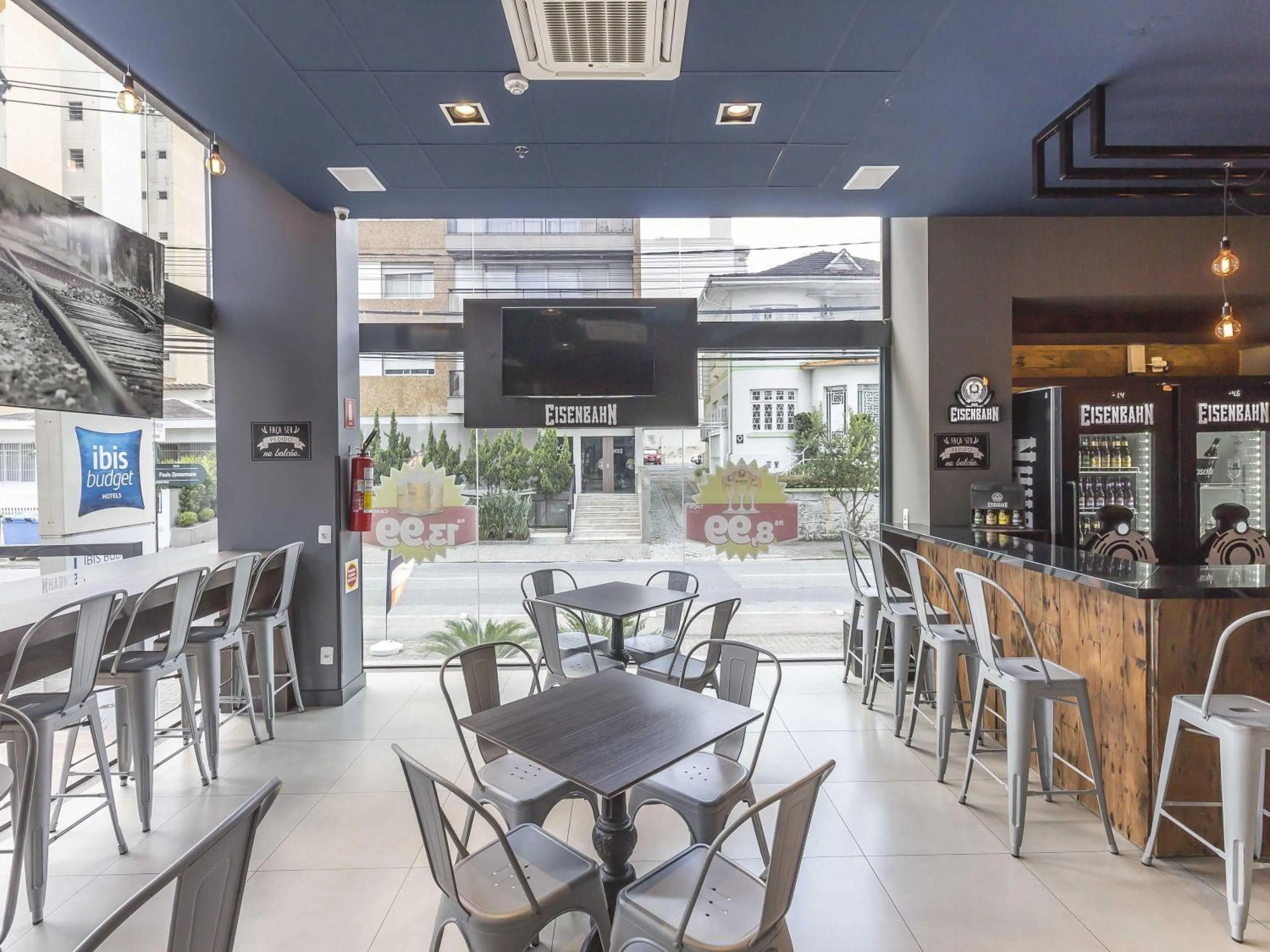 Lounge or bar in ibis budget Blumenau