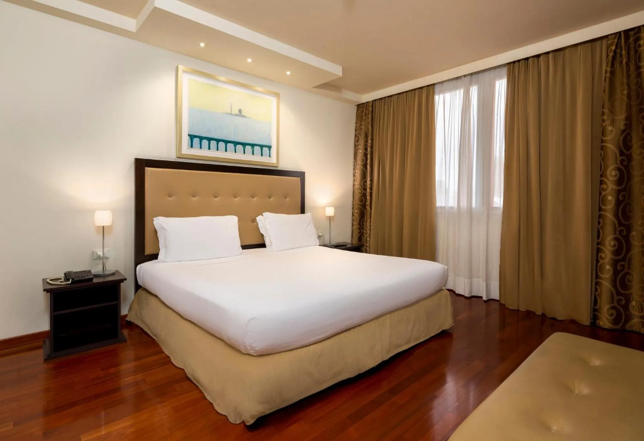 Photo of the whole room, Bed in Crowne Plaza Venice East by IHG