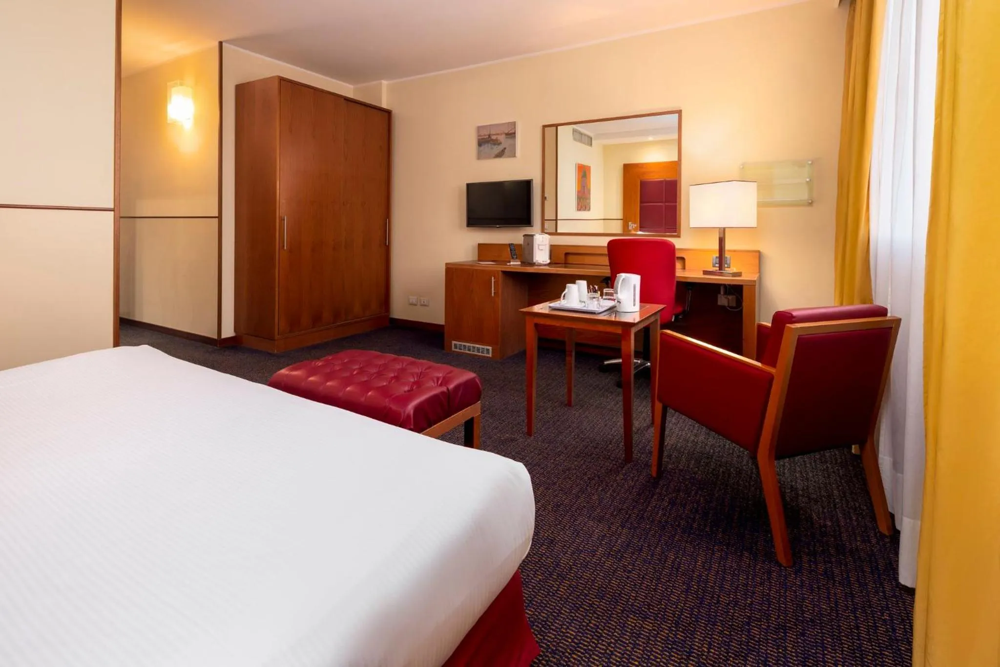 Photo of the whole room, Bed in Crowne Plaza Venice East by IHG