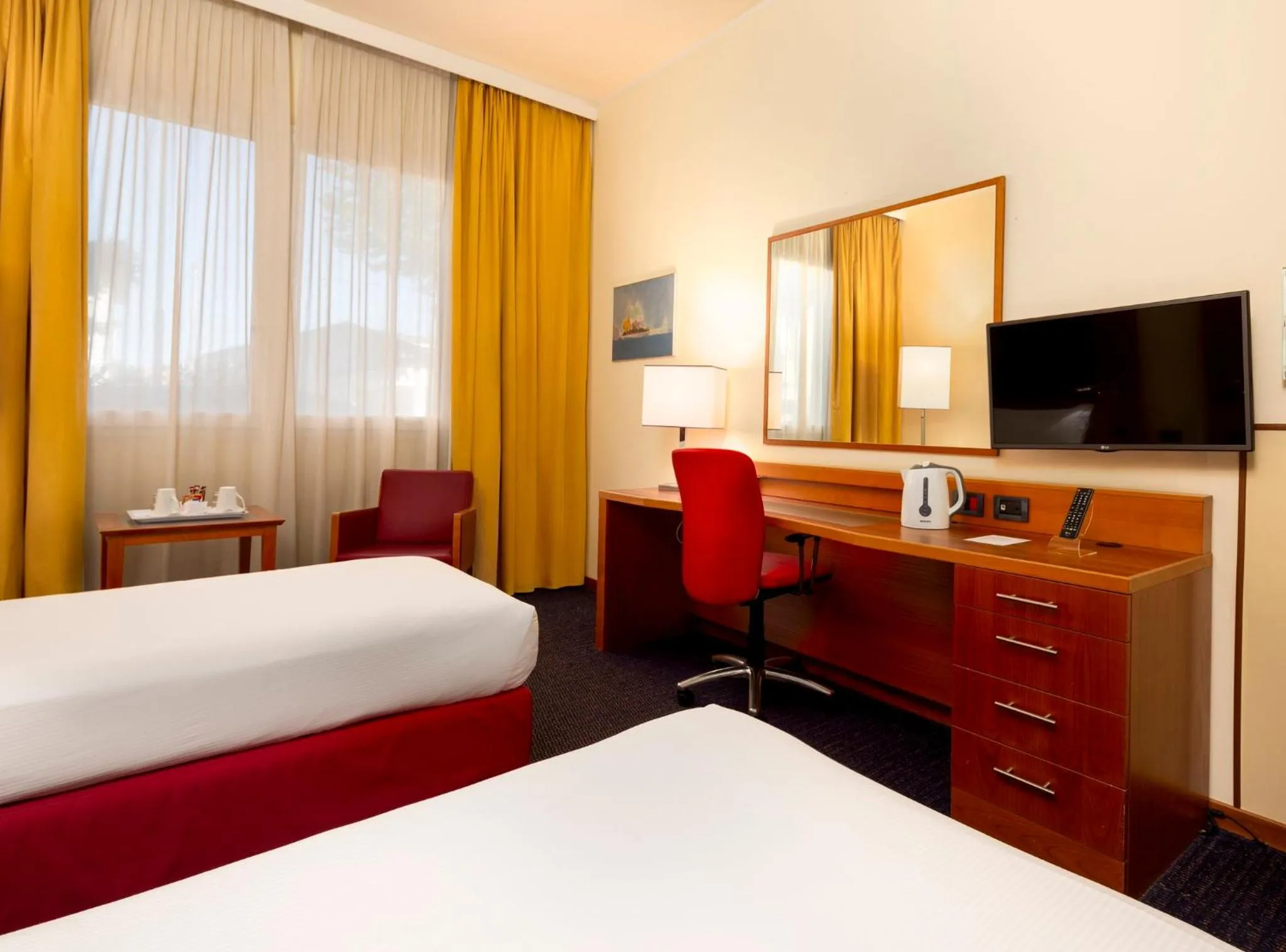 Photo of the whole room, Bed in Crowne Plaza Venice East by IHG