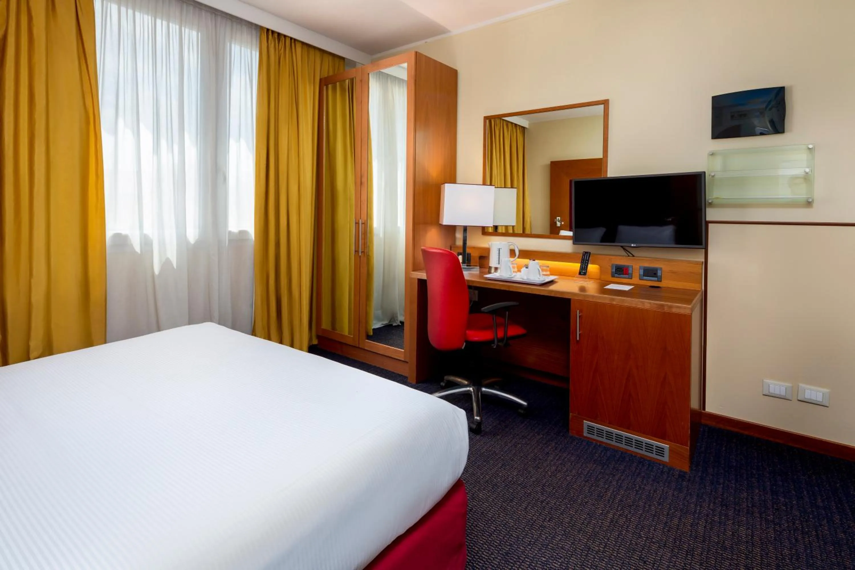 Bedroom, Bed in Crowne Plaza Venice East by IHG