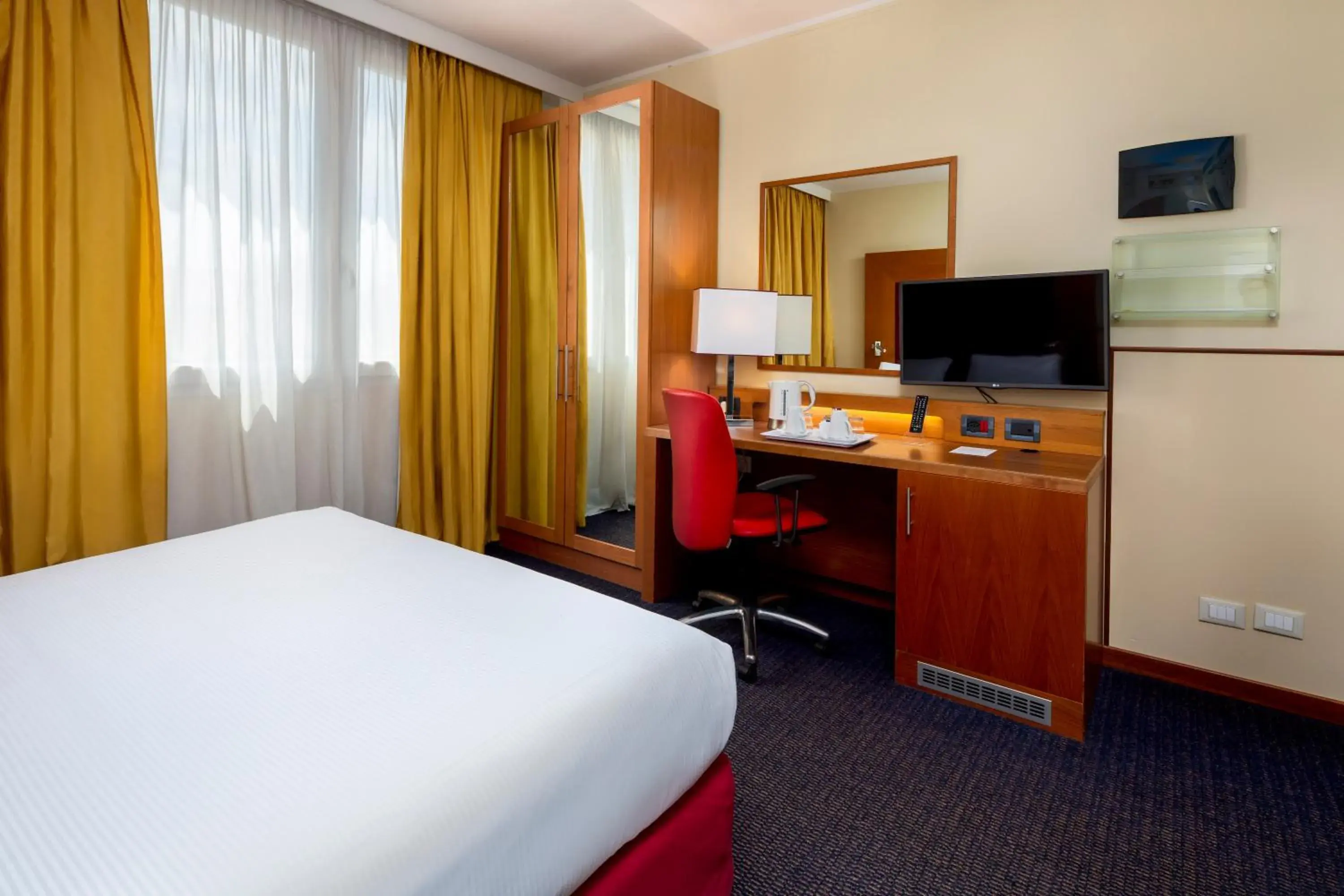 Bedroom, Bed in Crowne Plaza Venice East by IHG Bedroom, Bed in Crowne Plaza Venice East by IHG