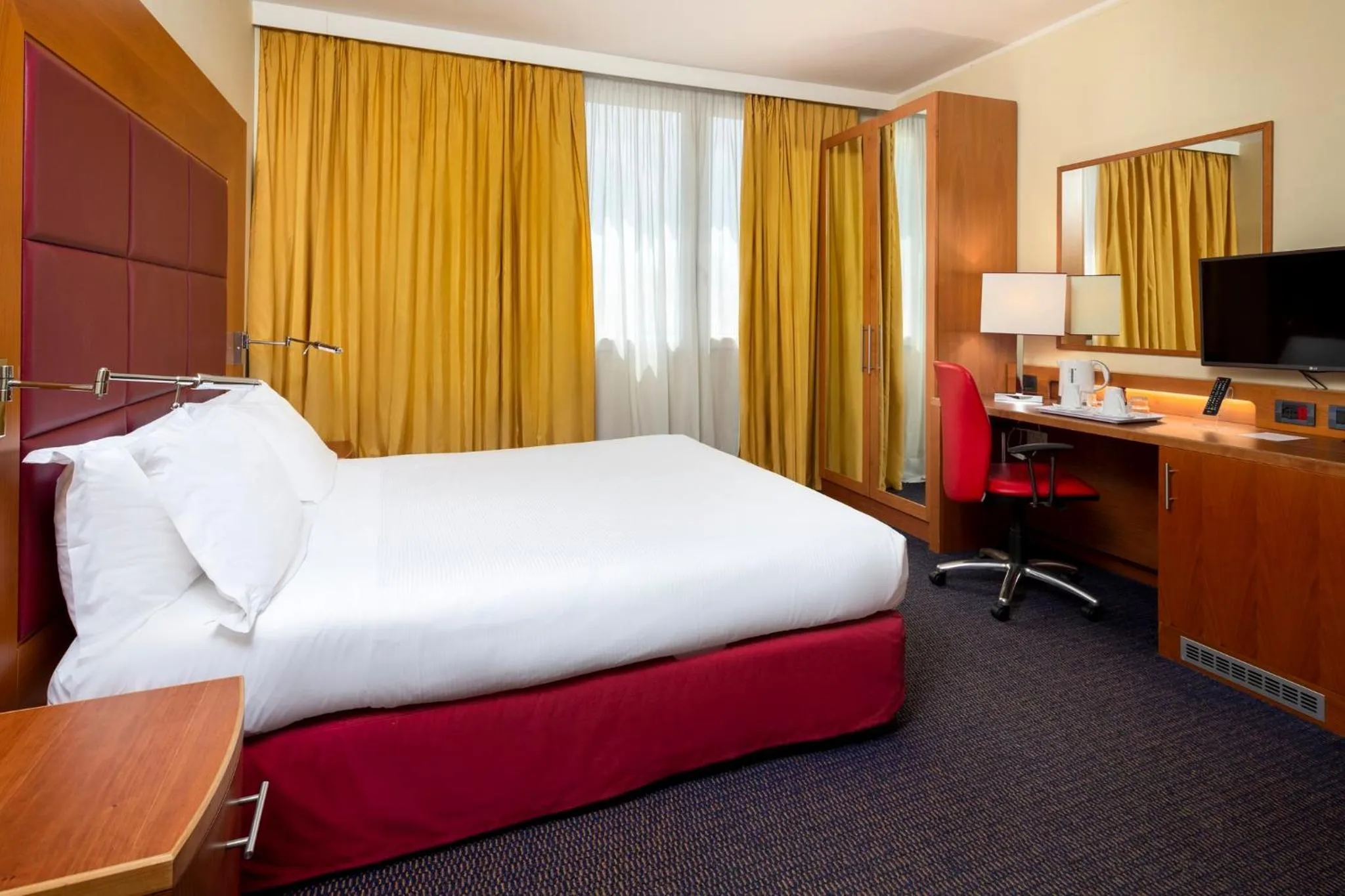 Photo of the whole room, Bed in Crowne Plaza Venice East by IHG