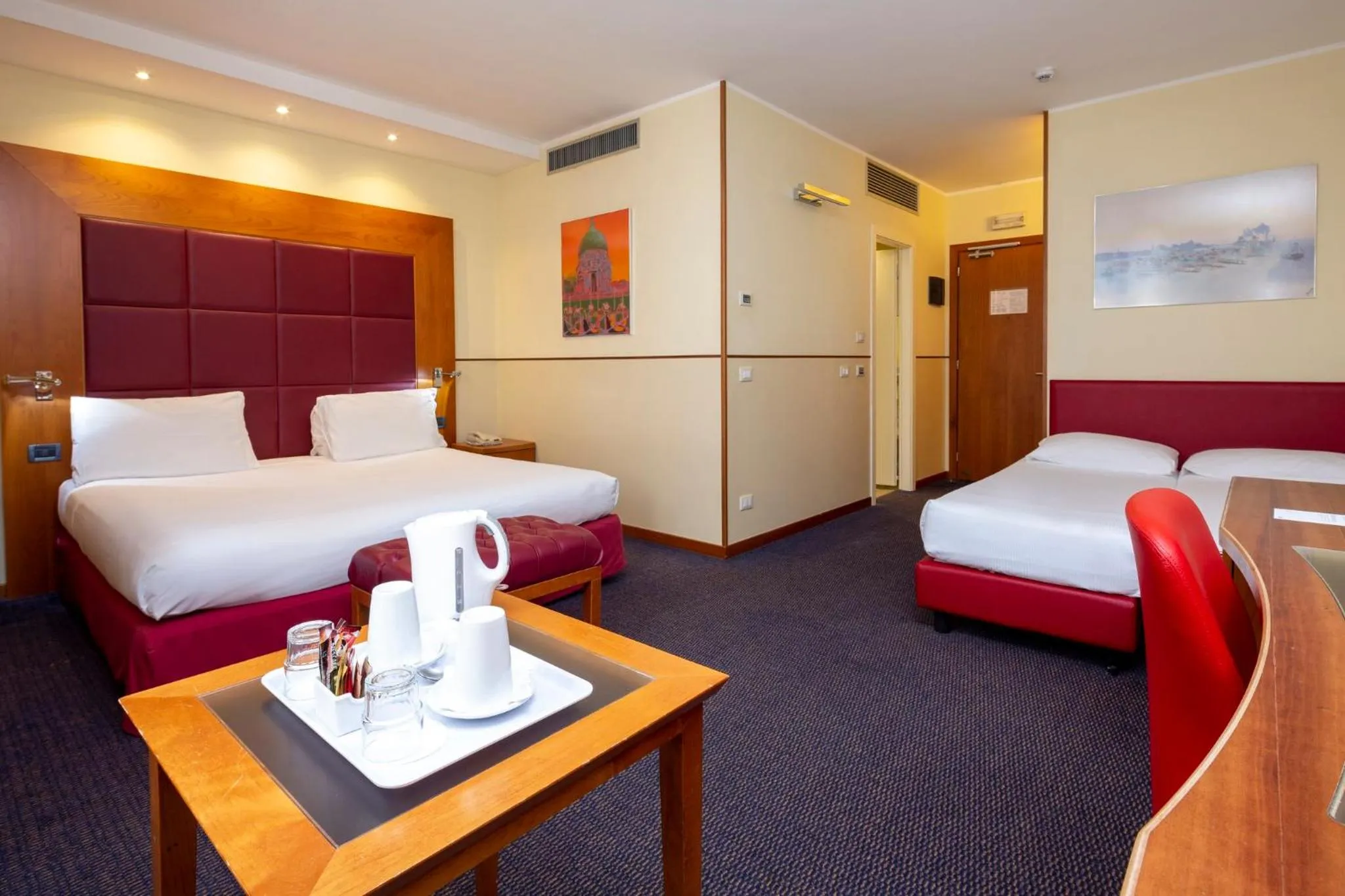 Photo of the whole room, Bed in Crowne Plaza Venice East by IHG