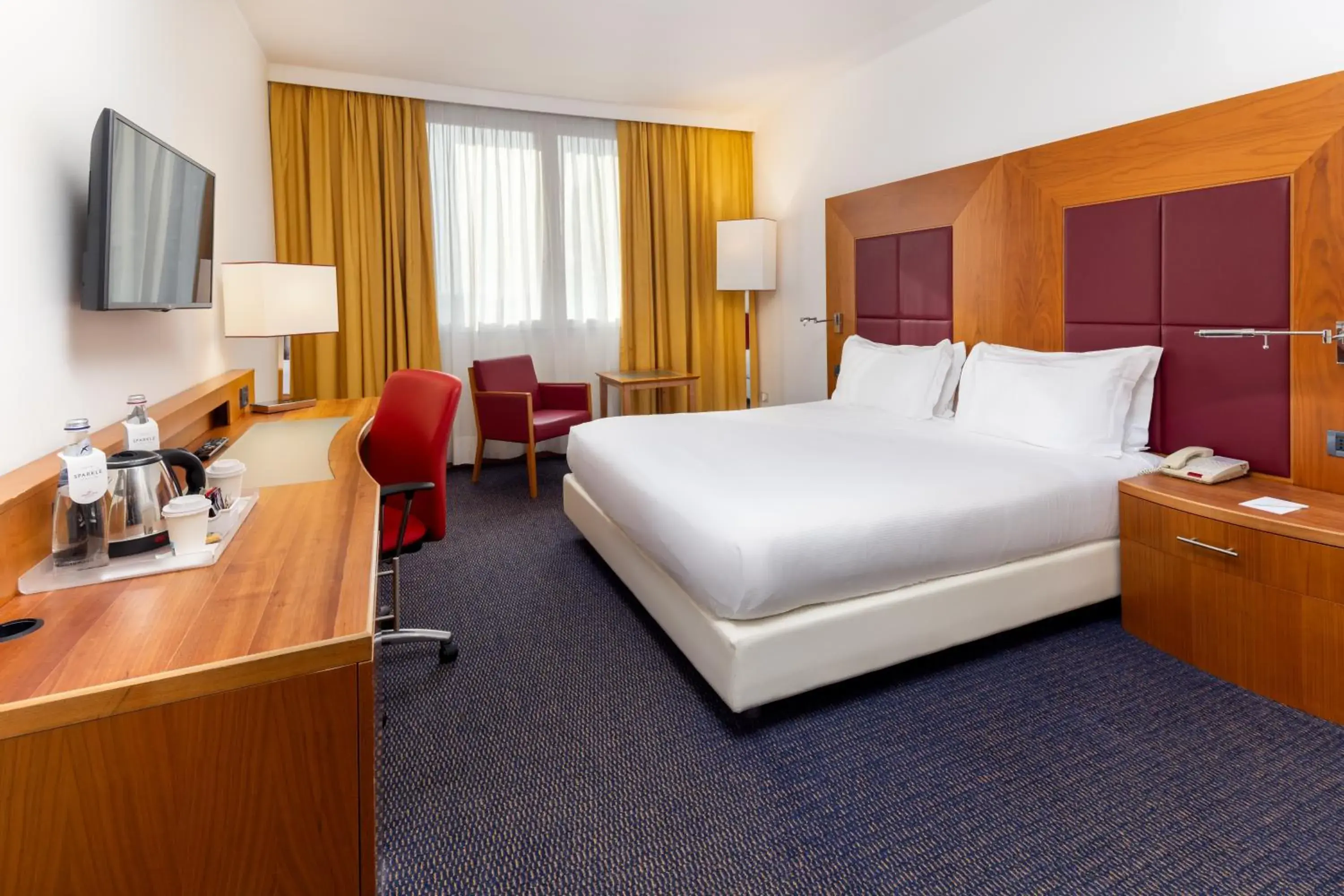 Bedroom, Bed in Crowne Plaza Venice East by IHG Bedroom, Bed in Crowne Plaza Venice East by IHG