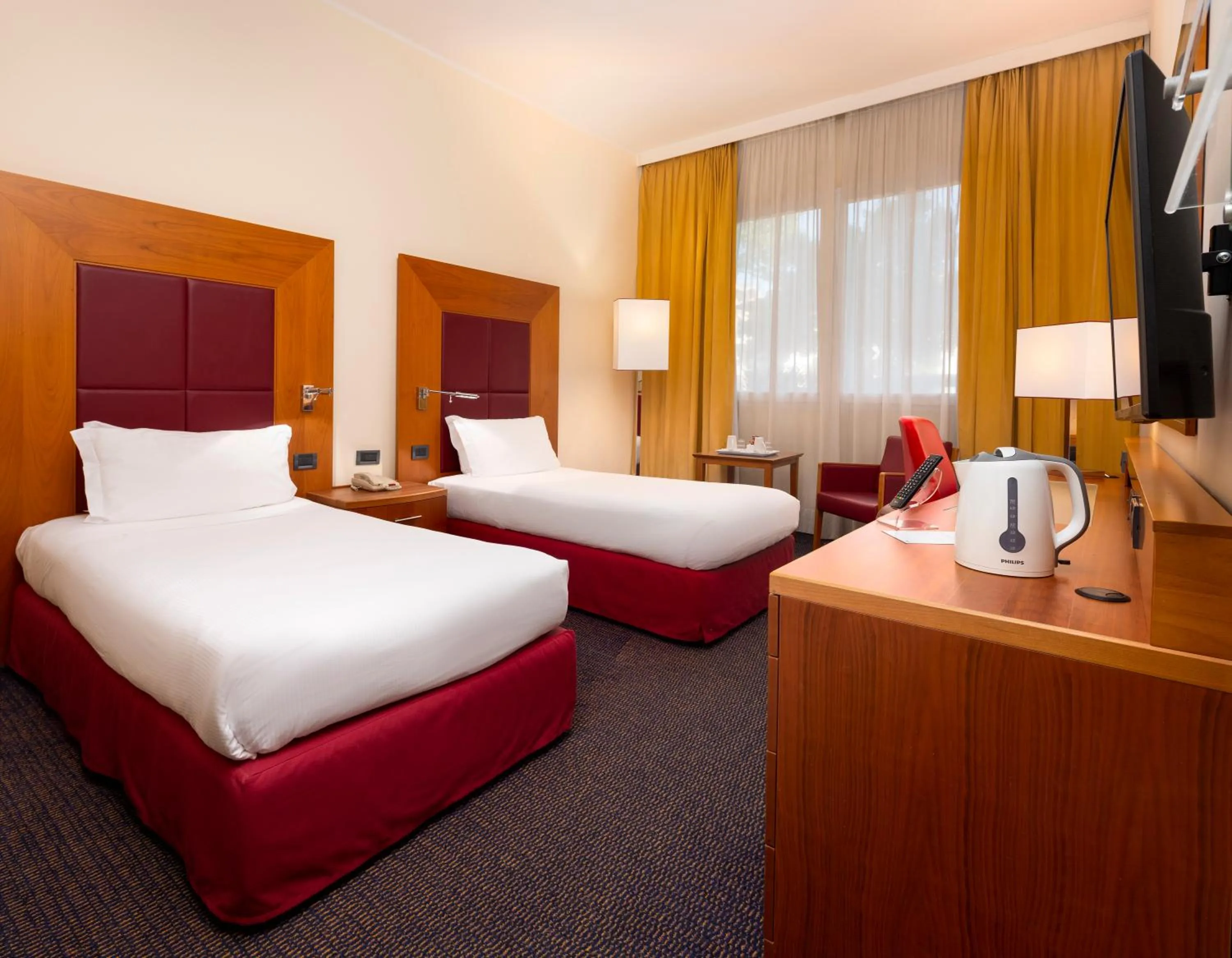 Bedroom, Bed in Crowne Plaza Venice East by IHG