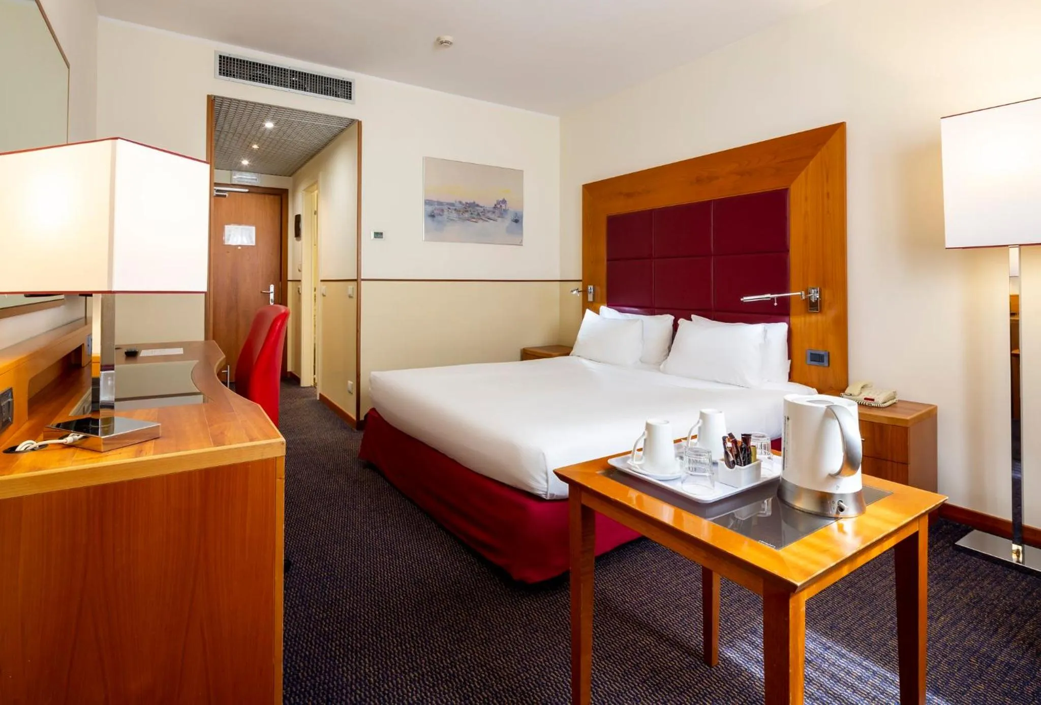 Photo of the whole room, Bed in Crowne Plaza Venice East by IHG