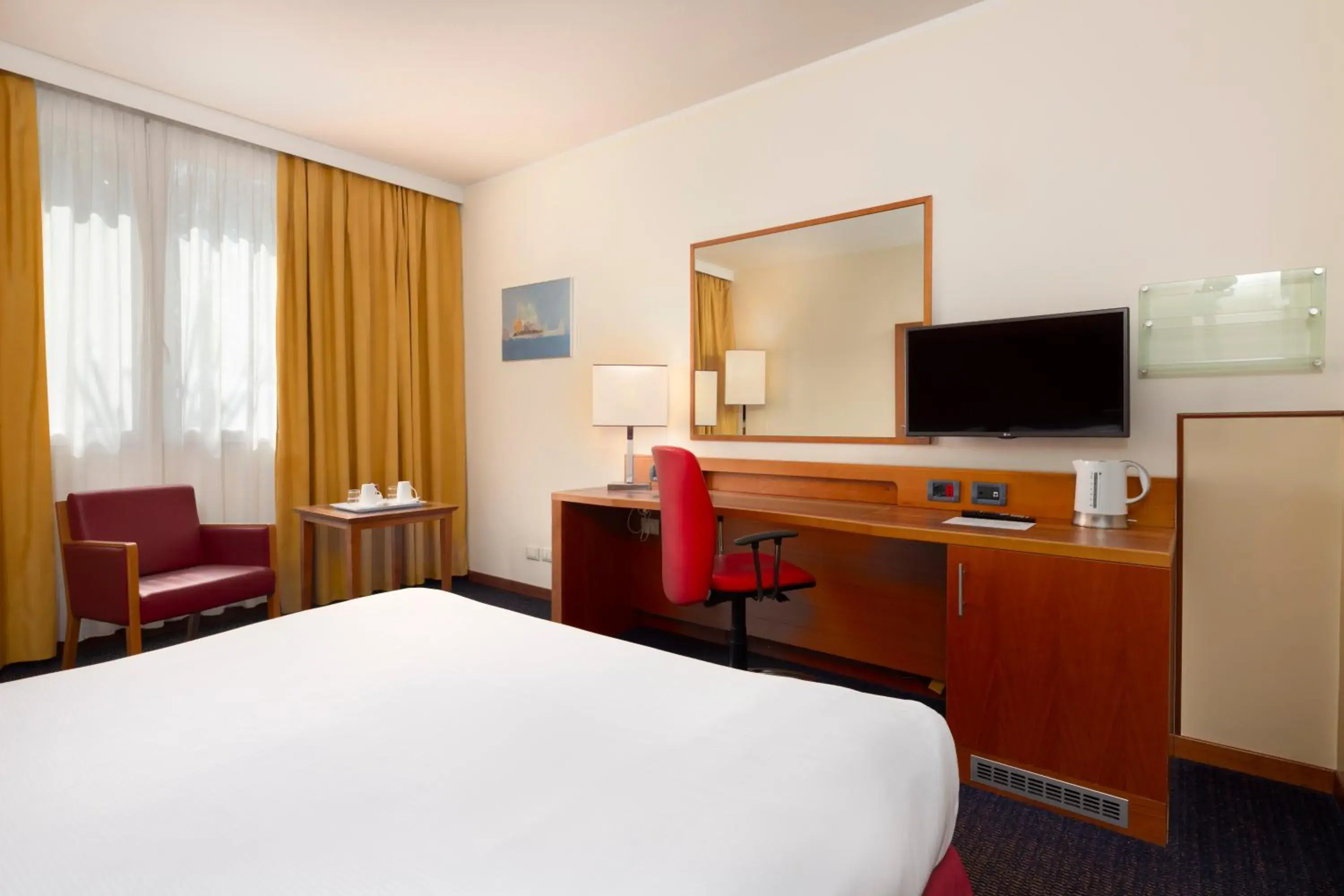 Bedroom, Bed in Crowne Plaza Venice East by IHG Bedroom, Bed in Crowne Plaza Venice East by IHG
