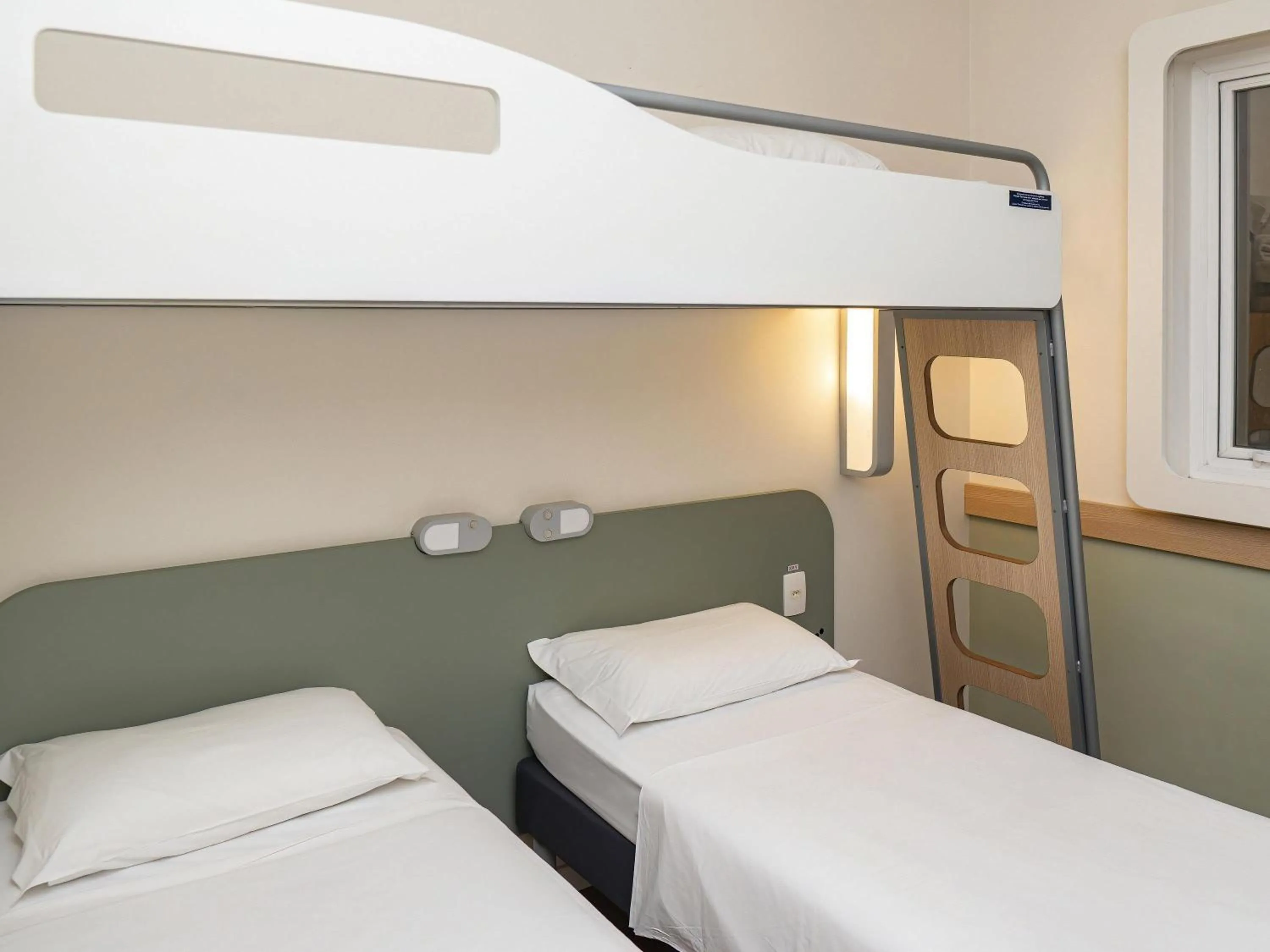 Bedroom, Bed in ibis budget Curitiba Aeroporto