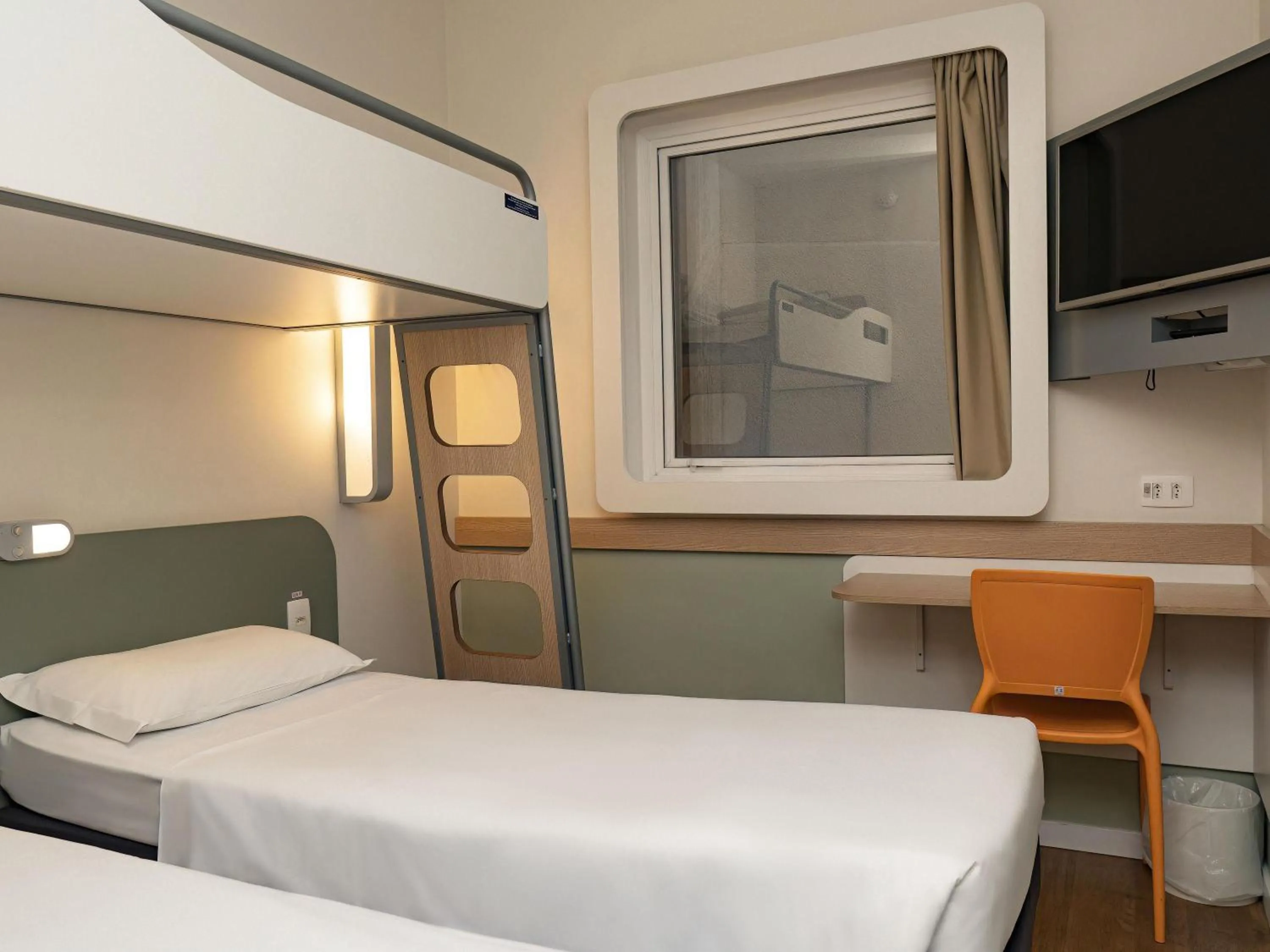 Bedroom, Bed in ibis budget Curitiba Aeroporto