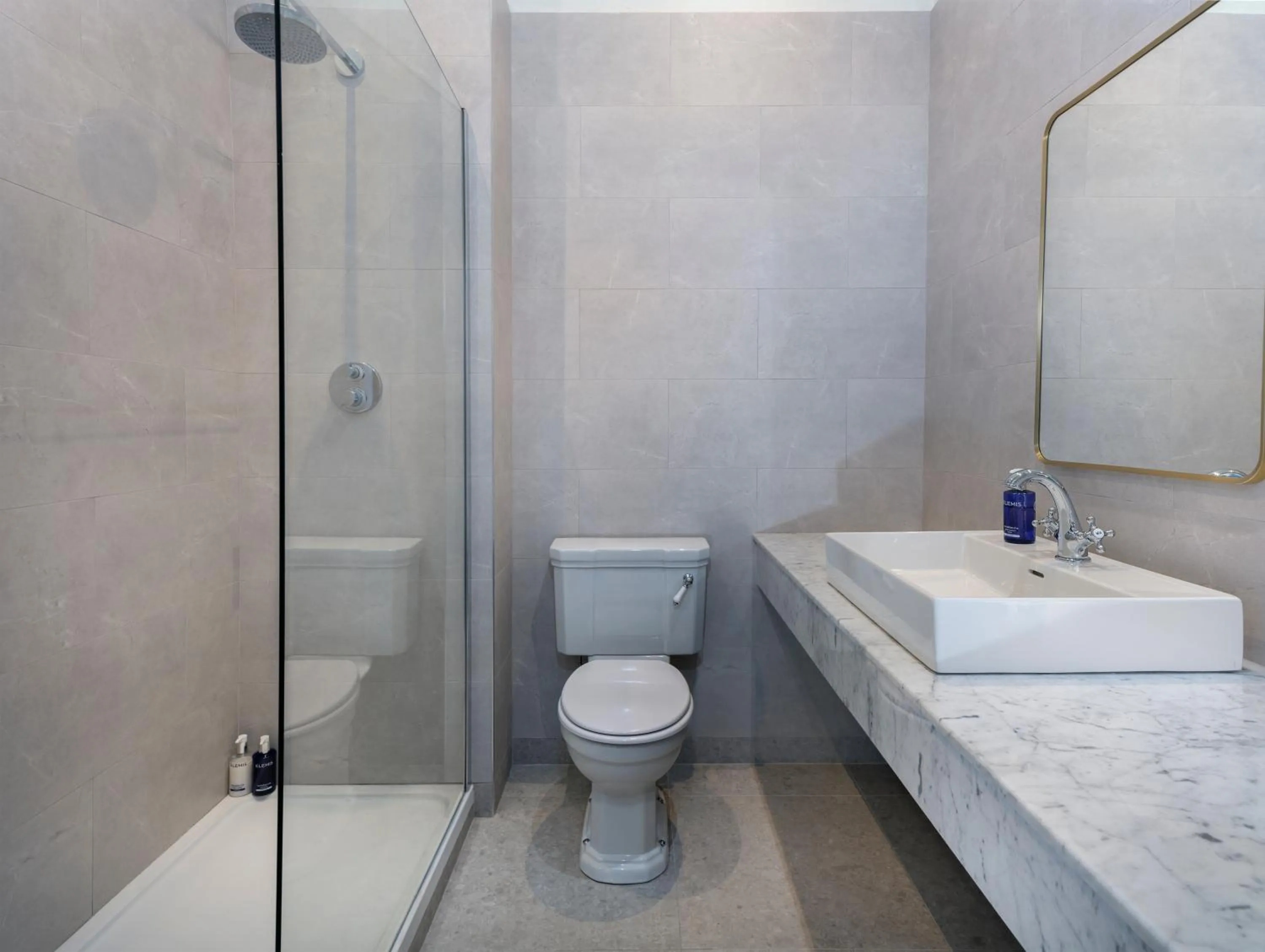 Bathroom in Castle Oaks House Hotel