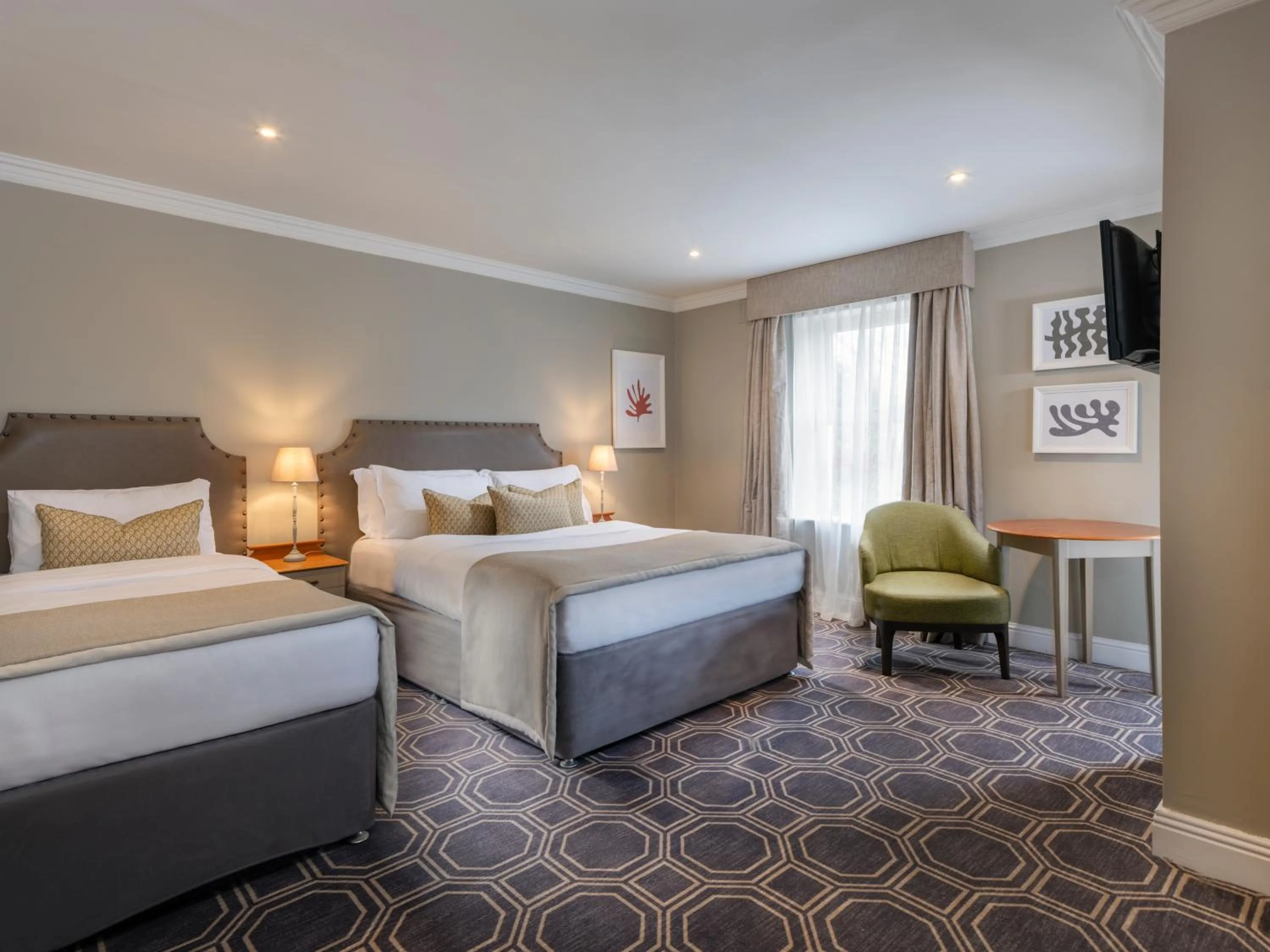 Bed in Castle Oaks House Hotel