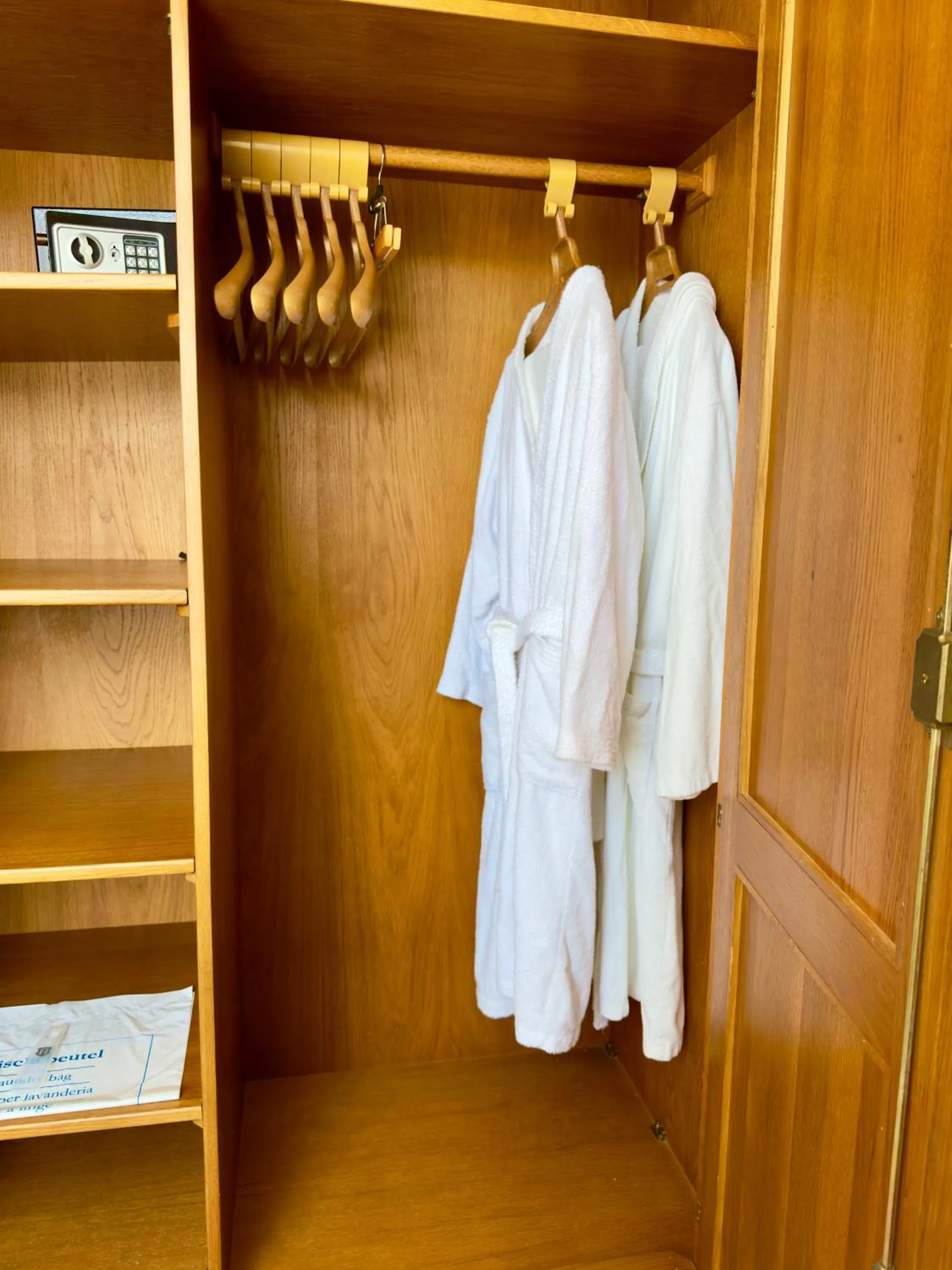 wardrobe in Parkhotel Forsthaus