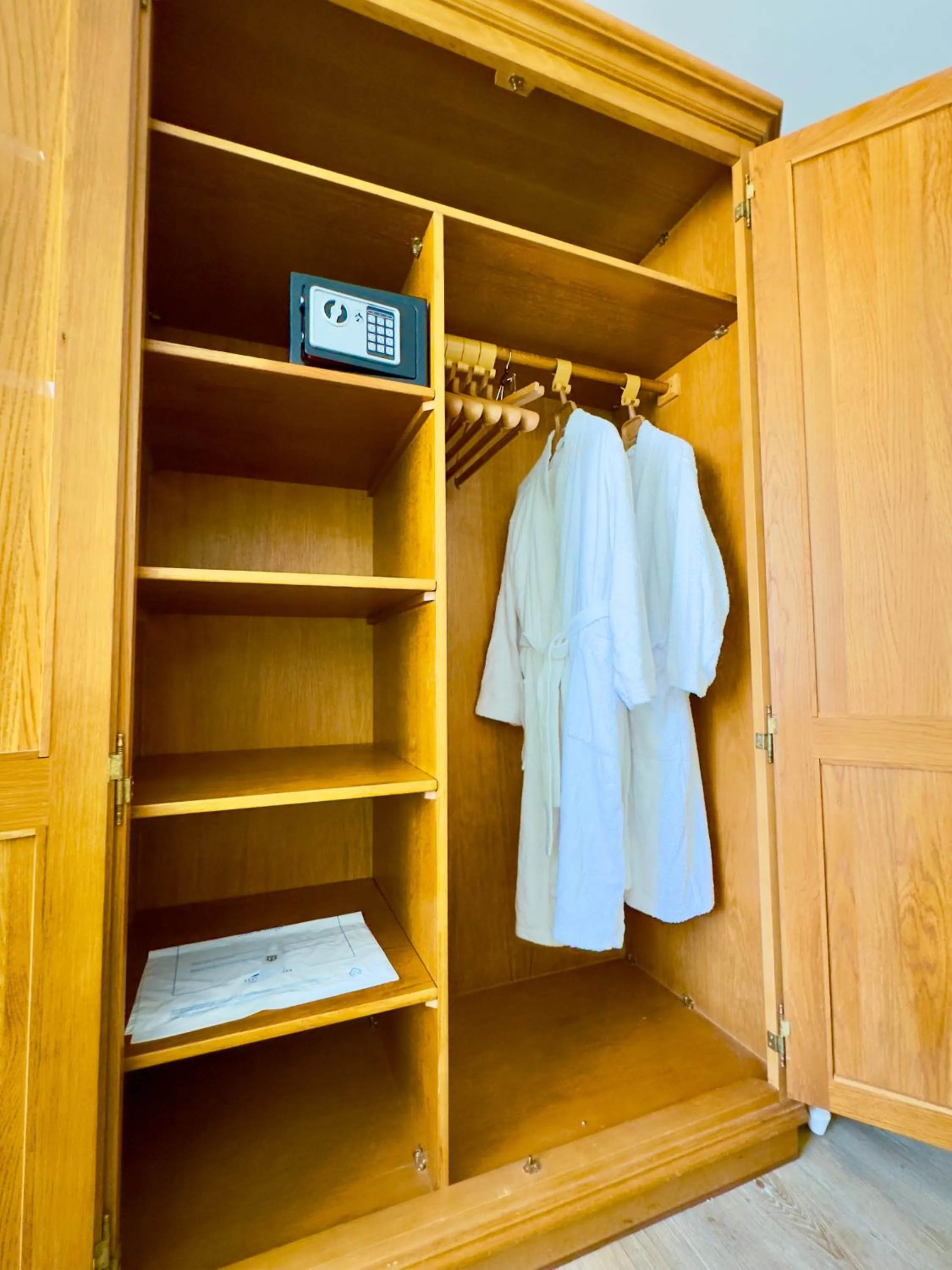 wardrobe in Parkhotel Forsthaus