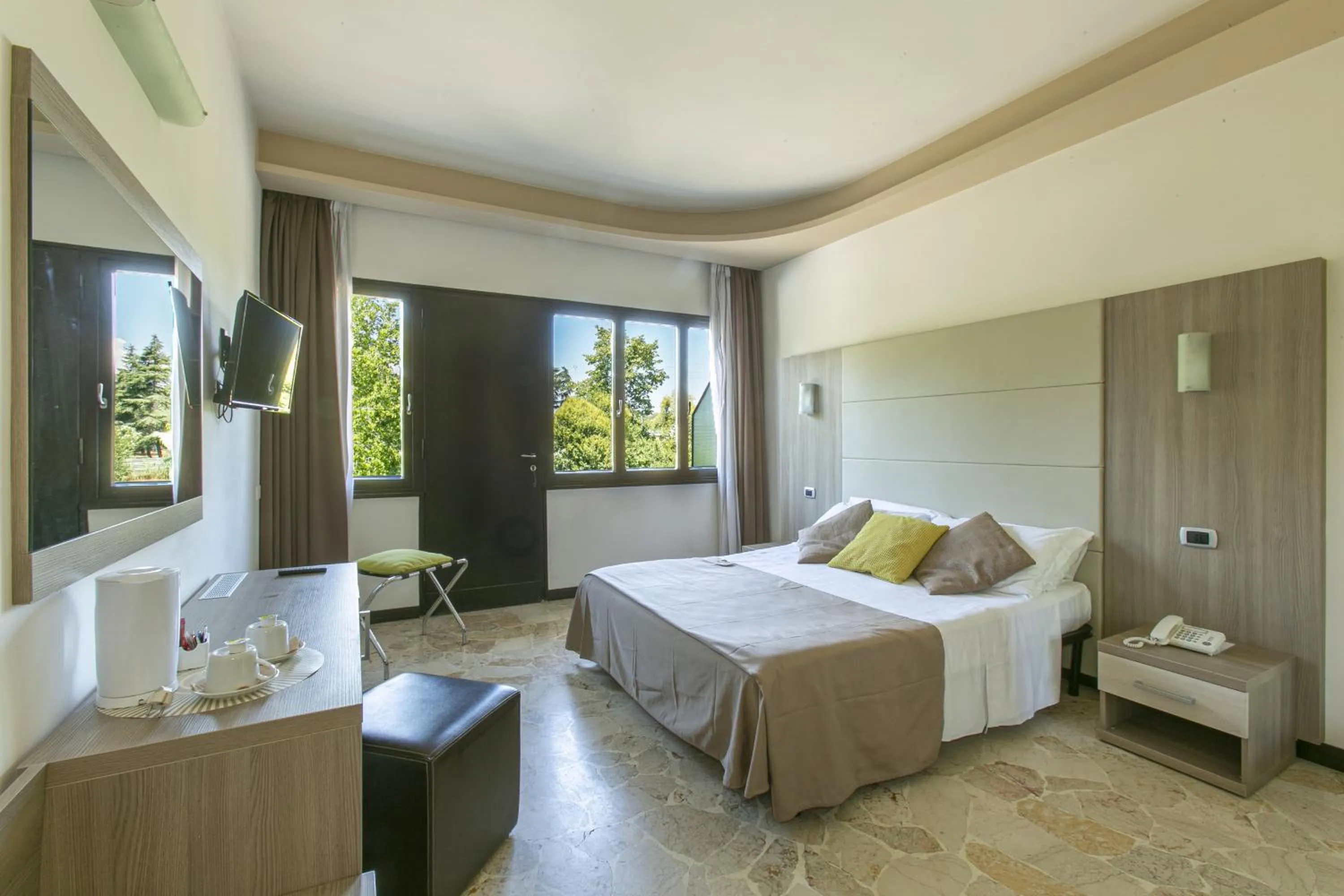 Garden view, Bed in Hotel Boomerang