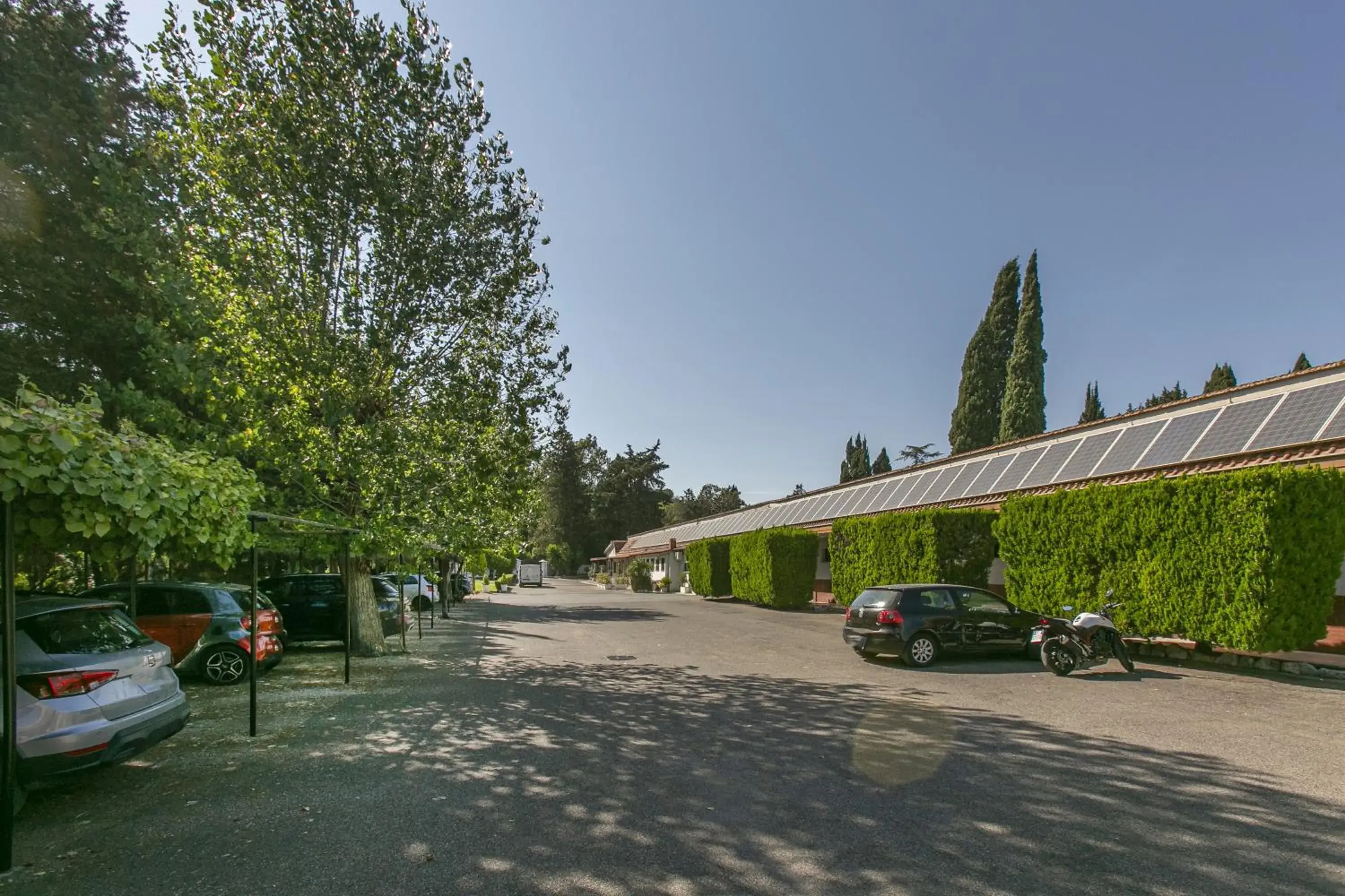 Property building in Hotel Boomerang Property building in Hotel Boomerang