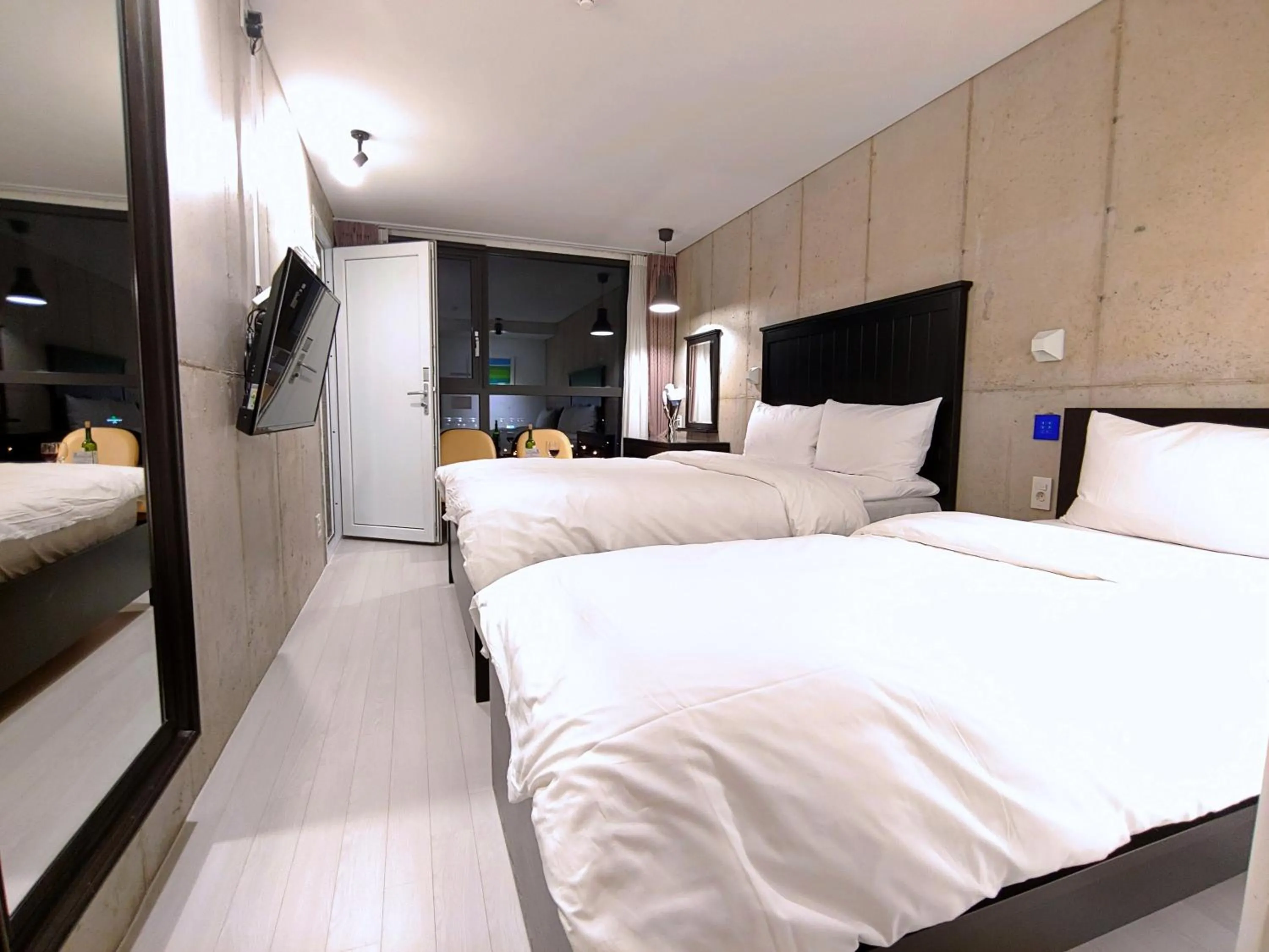 Photo of the whole room, Bed in Hotel Stay Interview Jeju