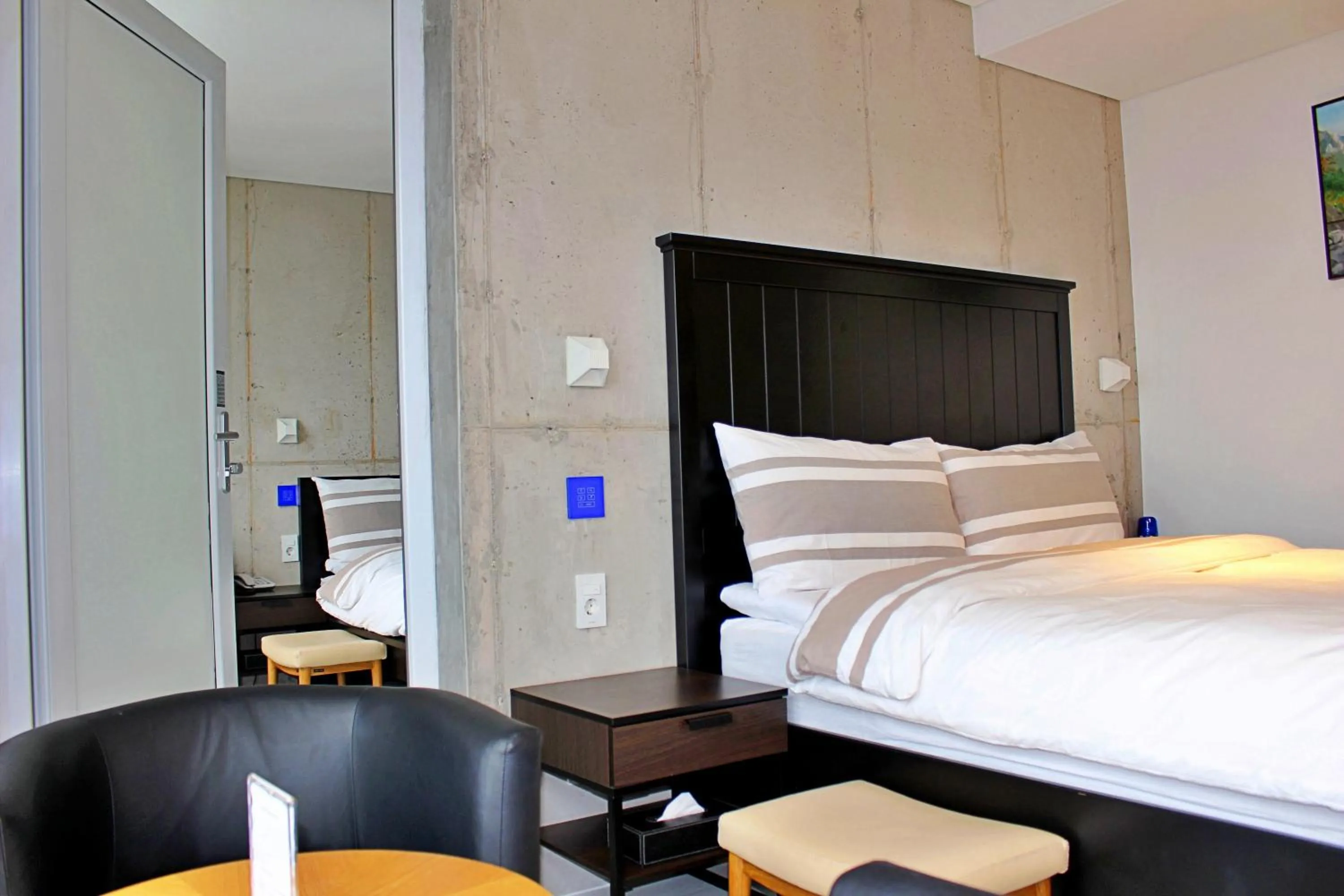 Photo of the whole room, Bed in Hotel Stay Interview Jeju