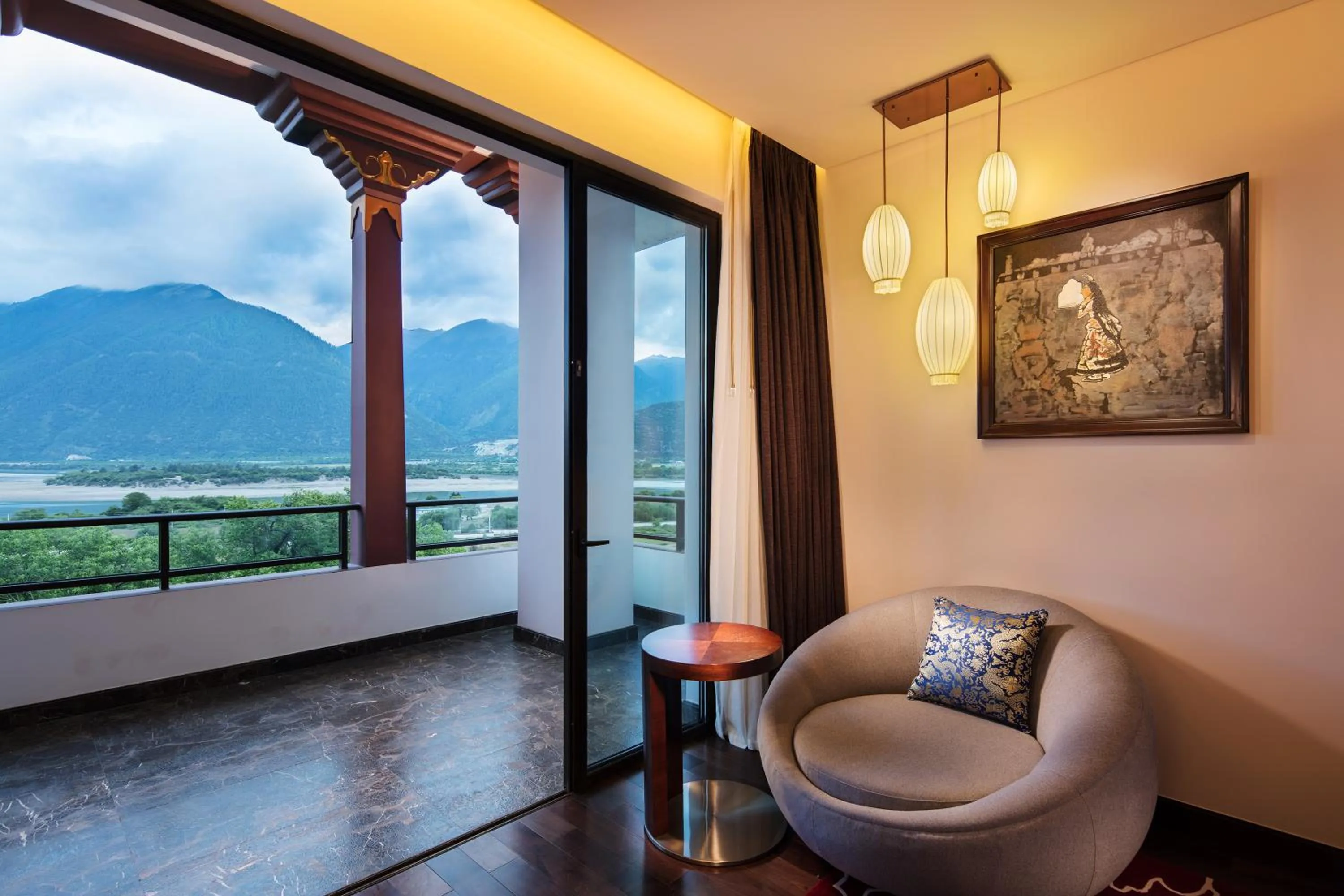 Living room in Hilton Linzhi Resort